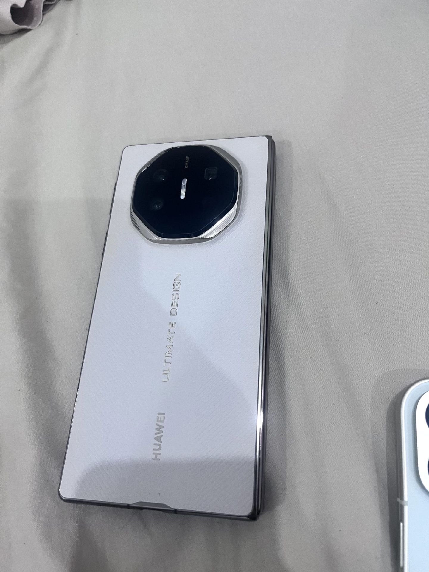 Huawei Mate XT Ultimate Design 1TB White  - Image 9