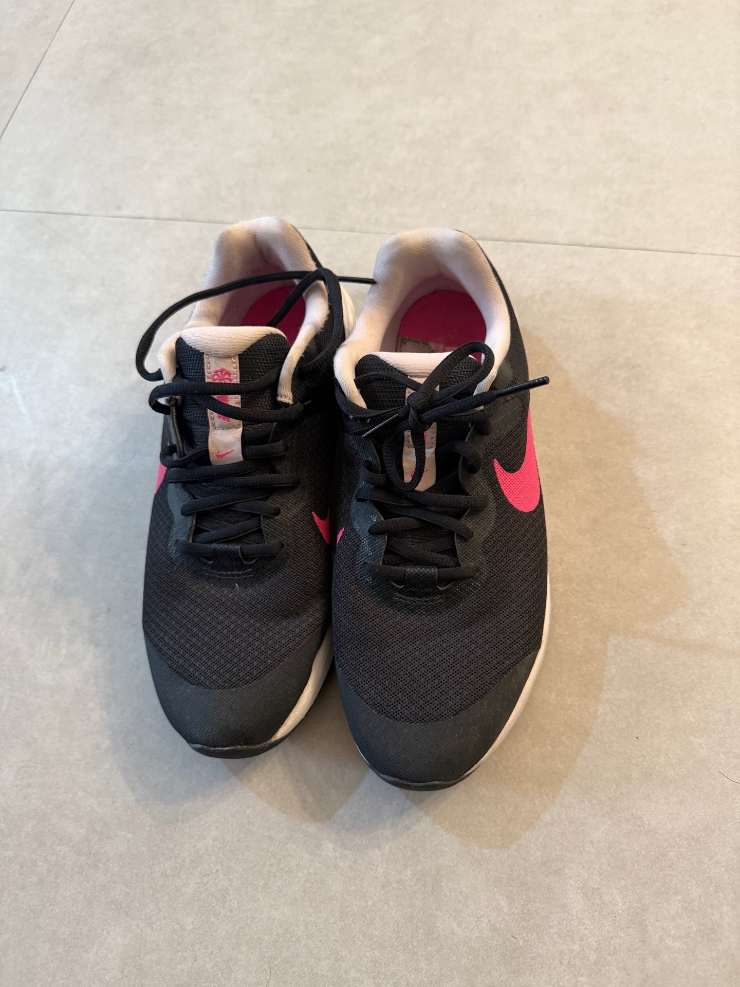 Nike Shoes for ladies for se - Image 3