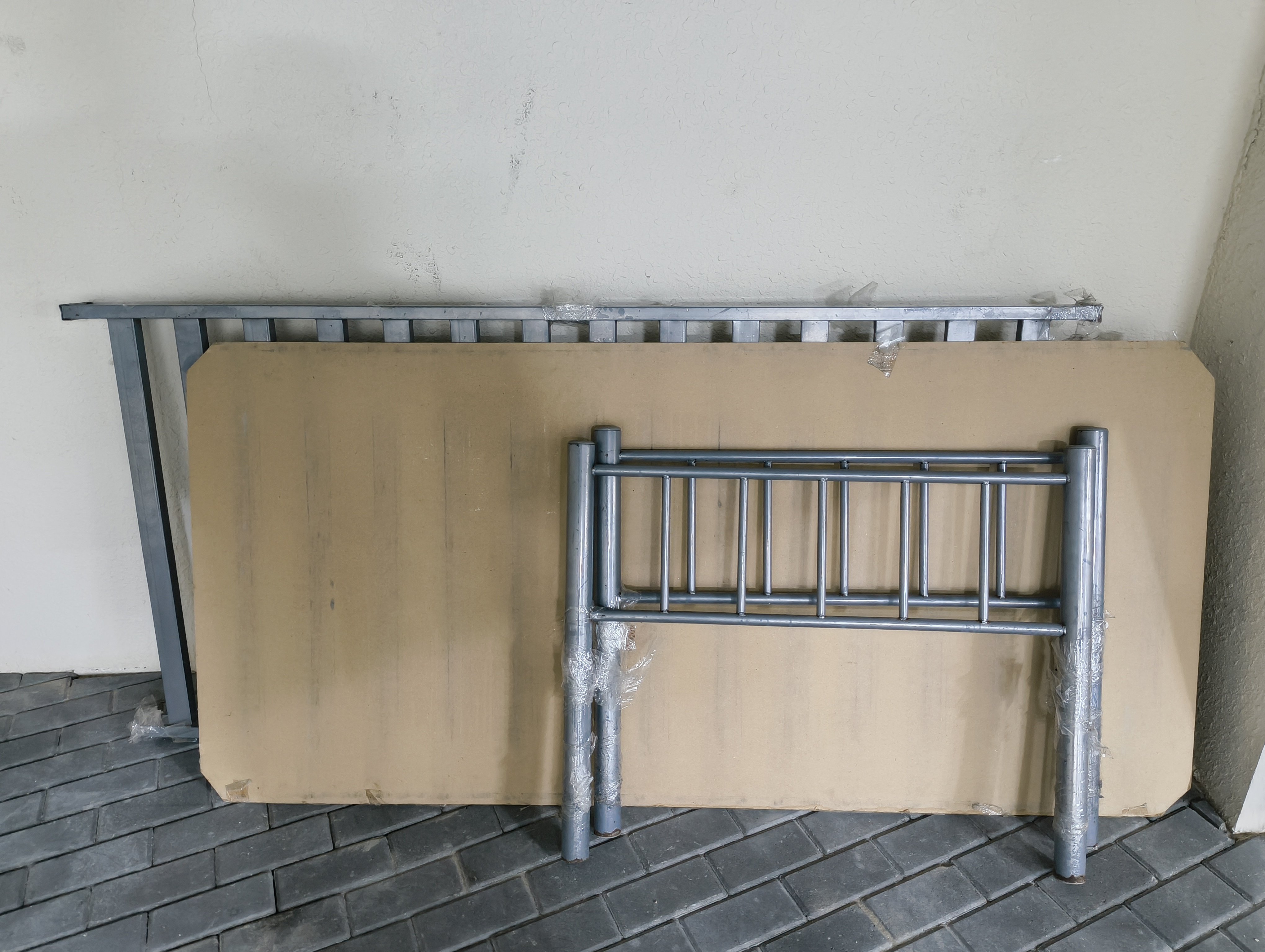 Metal Bed and Mattress for singles (Fixed price) - Image 3