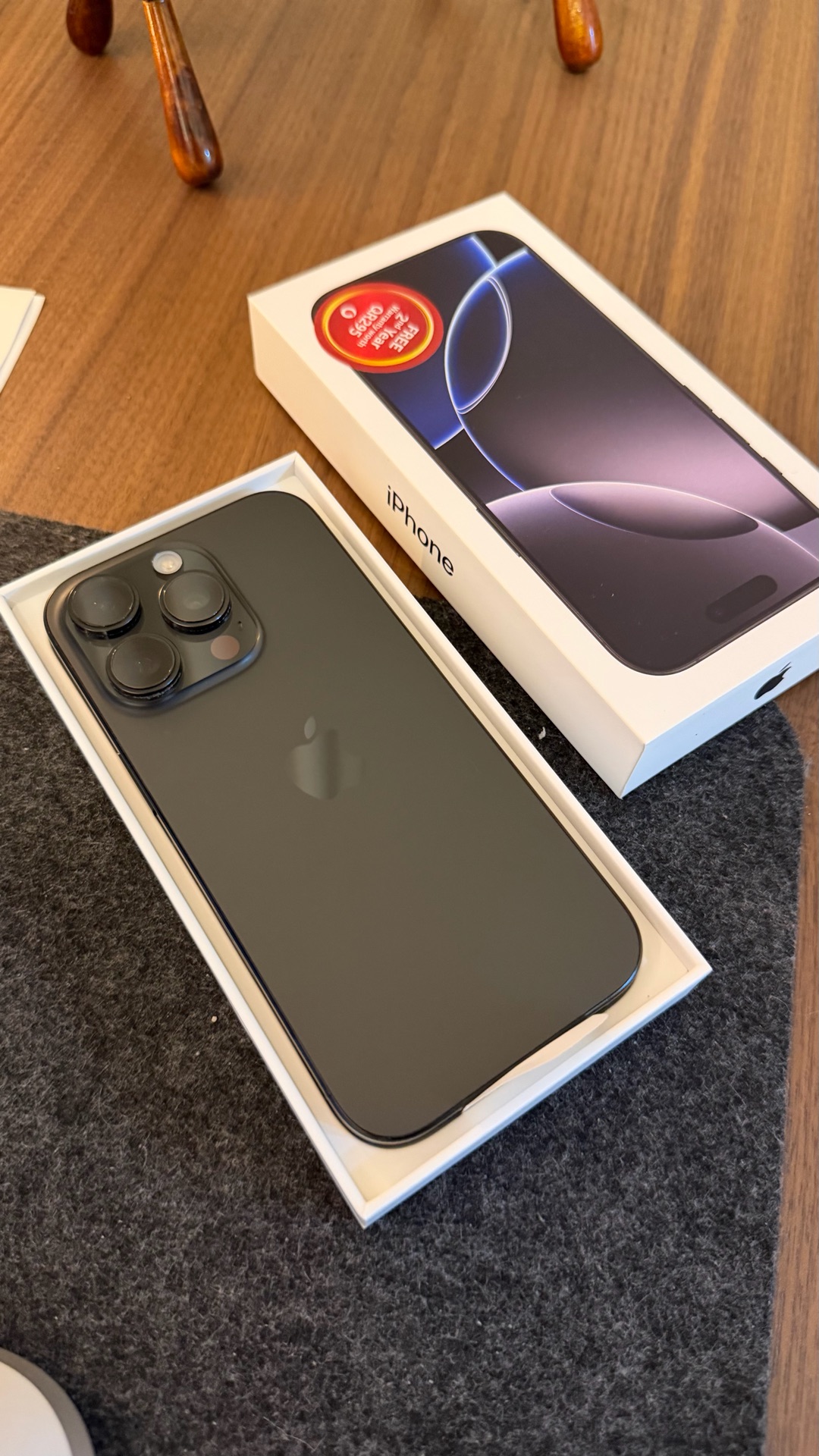 Iphone 16 pro + accessories - Image 1