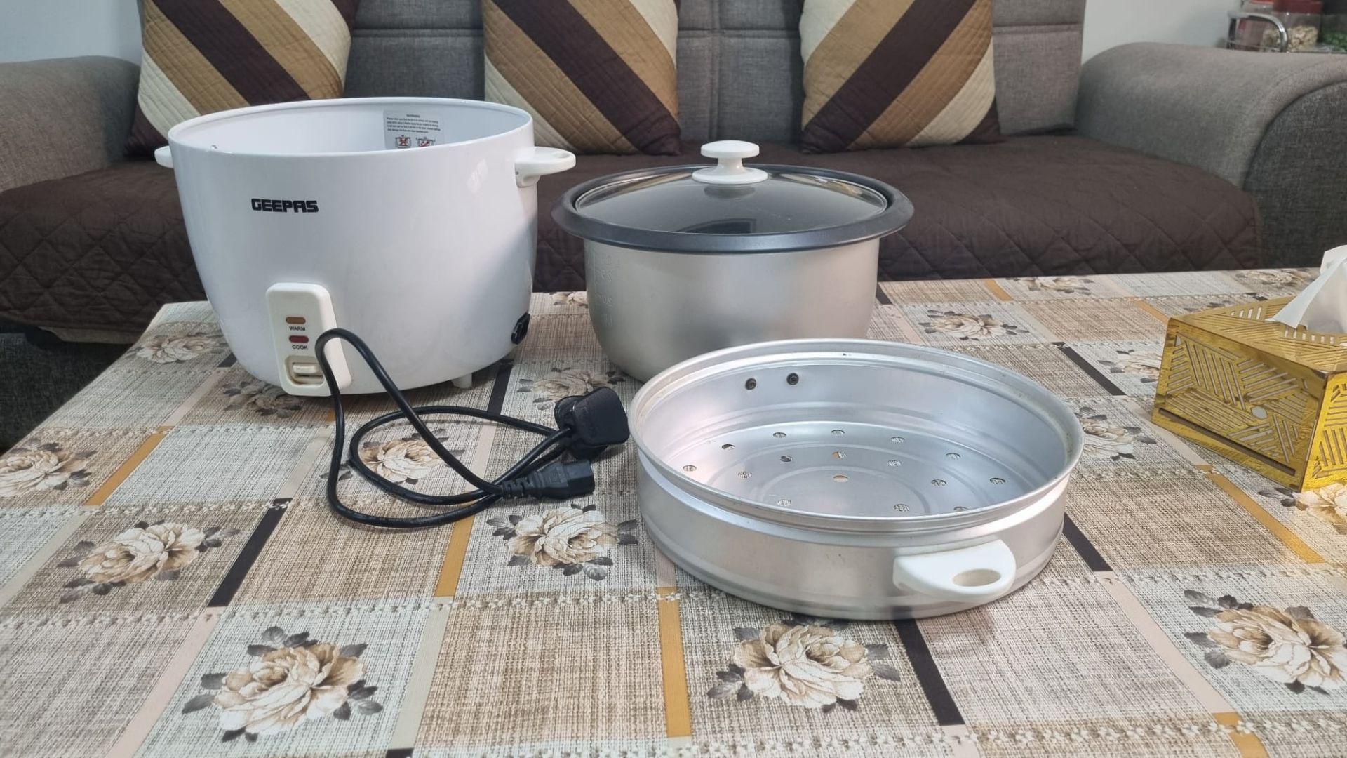 Geepas 2.8 liter rice cooker in good condition - Image 1