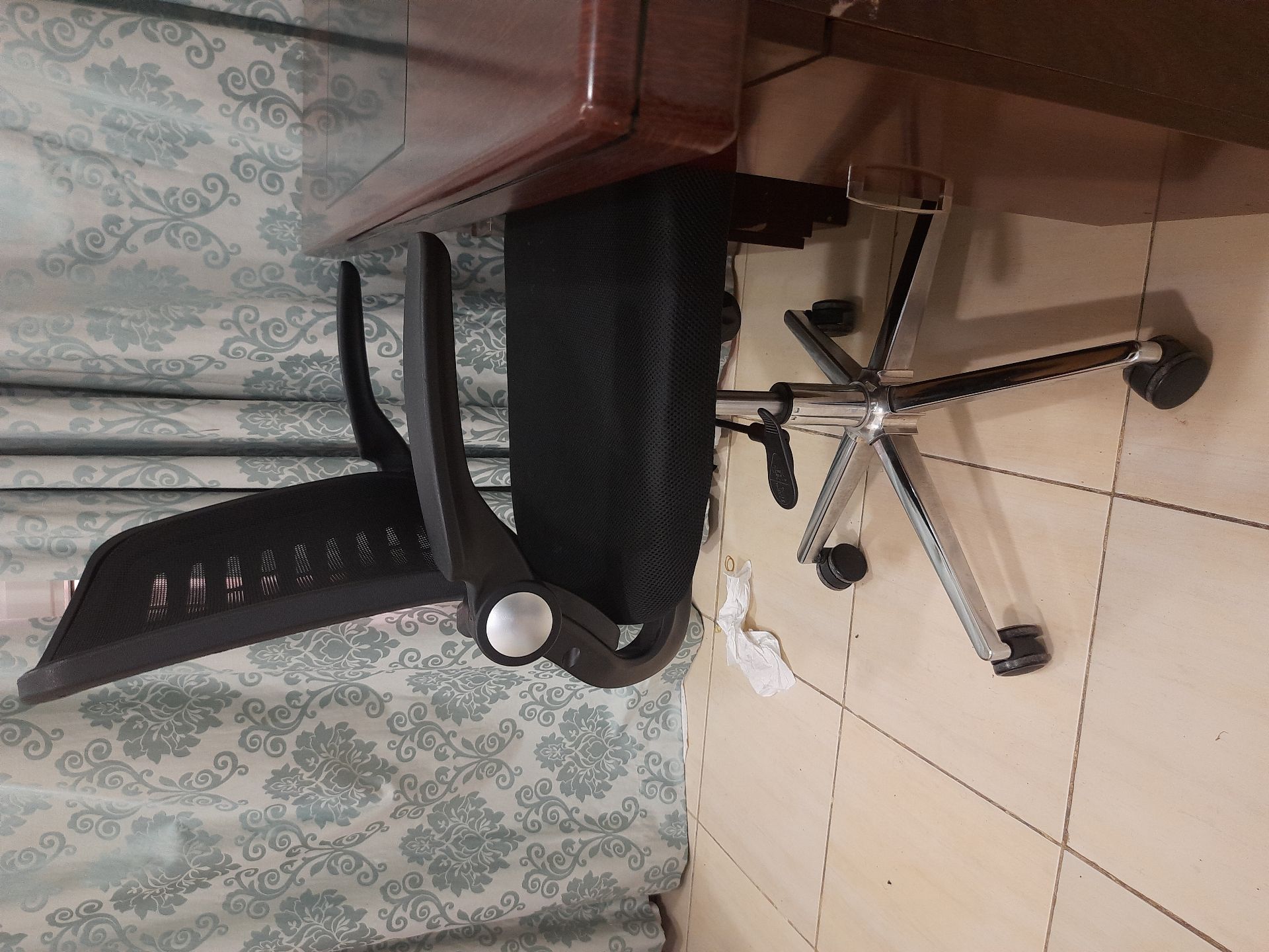 Urgent Sale leaving qatar  Computer table and rolling chair - Image 2
