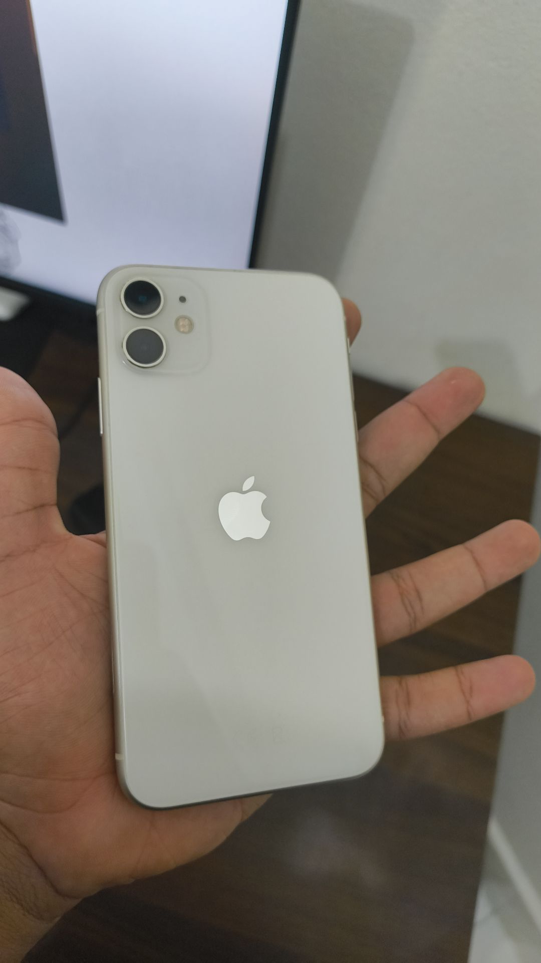 iPhone 11 - Image 1