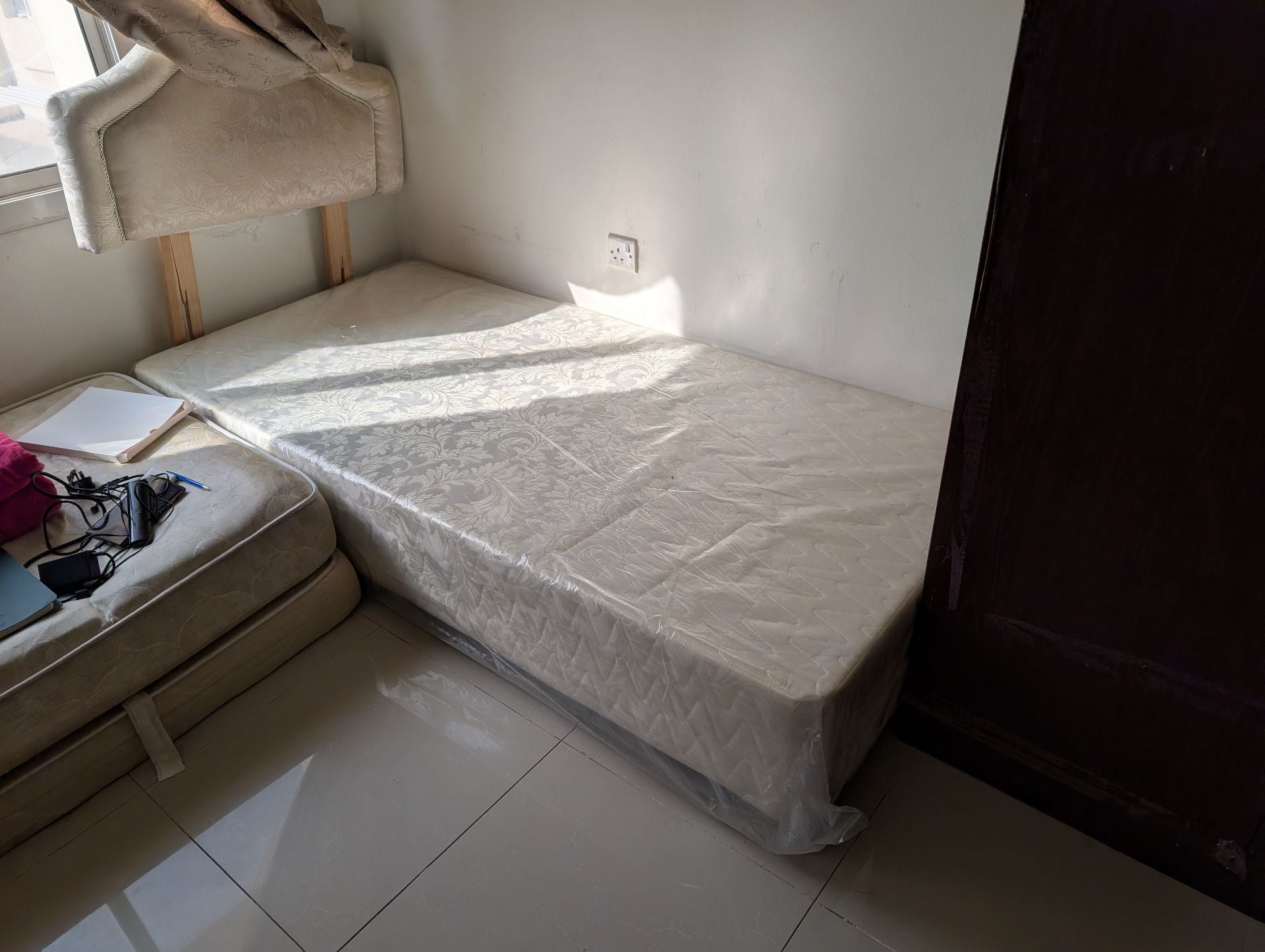 Bed base single coat used but looks brand new. Cover not open. Light weight . - Image 4