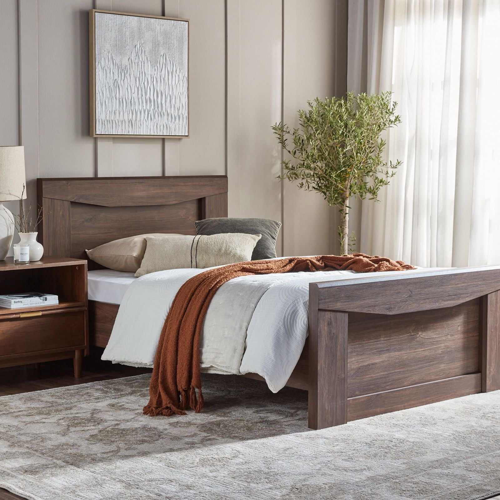 BRAND NEW BARELY USED FULL BED SET IN EXCELLENT CONDITION  - Image 4