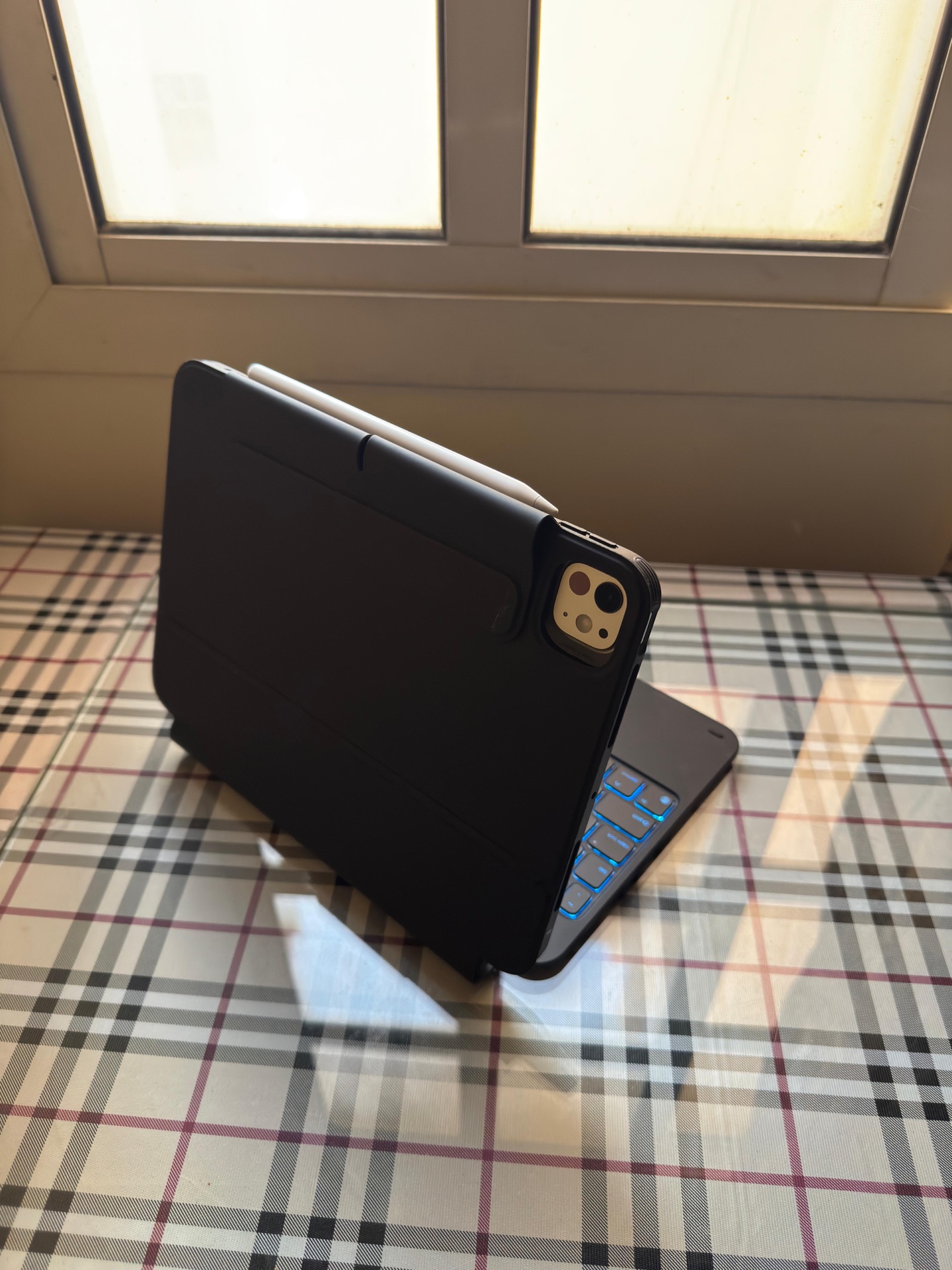 7th gen iPad pro m4 chip 11 inch and Apple Pencil pro and keyboard  - Image 9