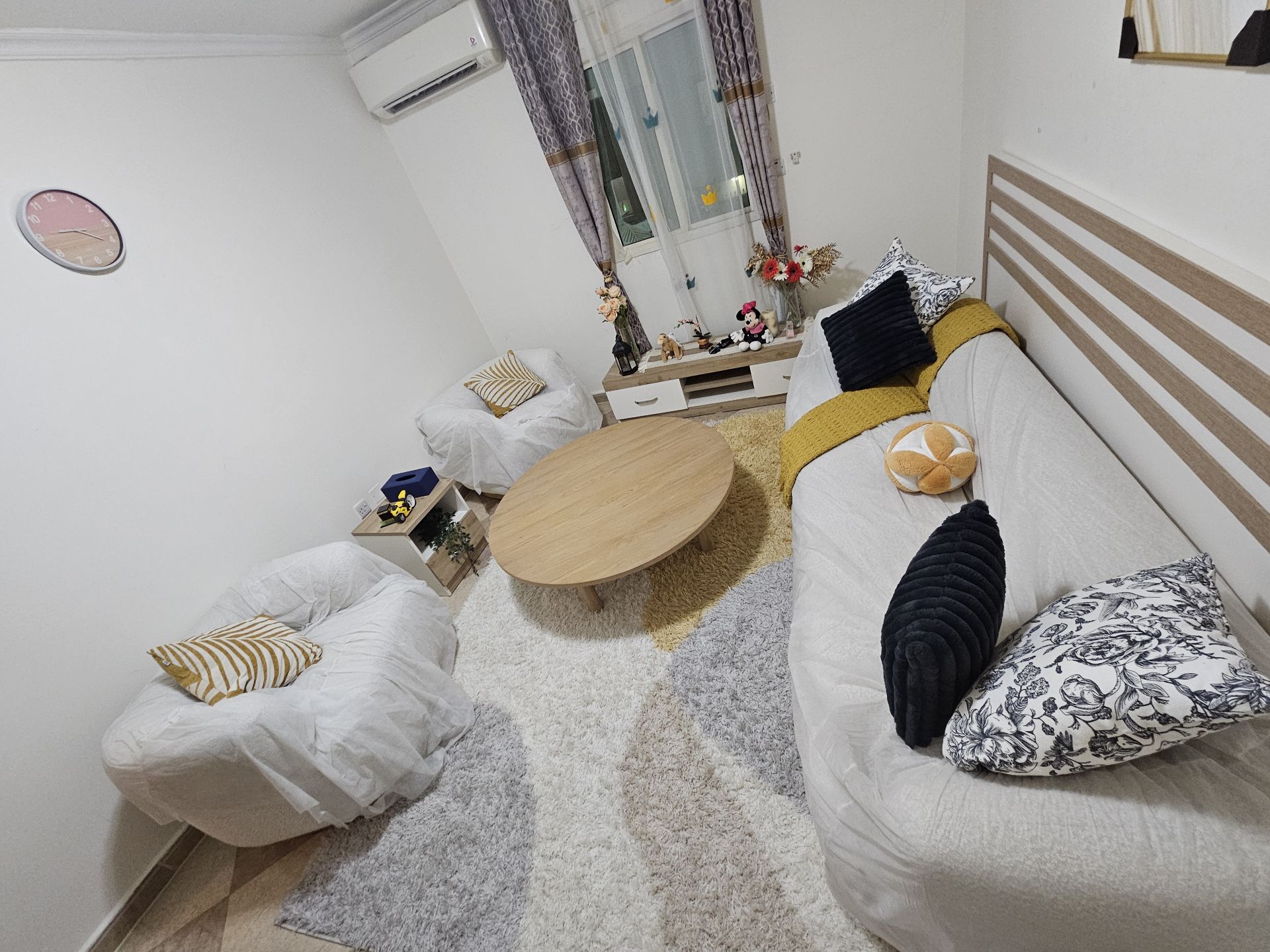 Sofa set with table - Image 1