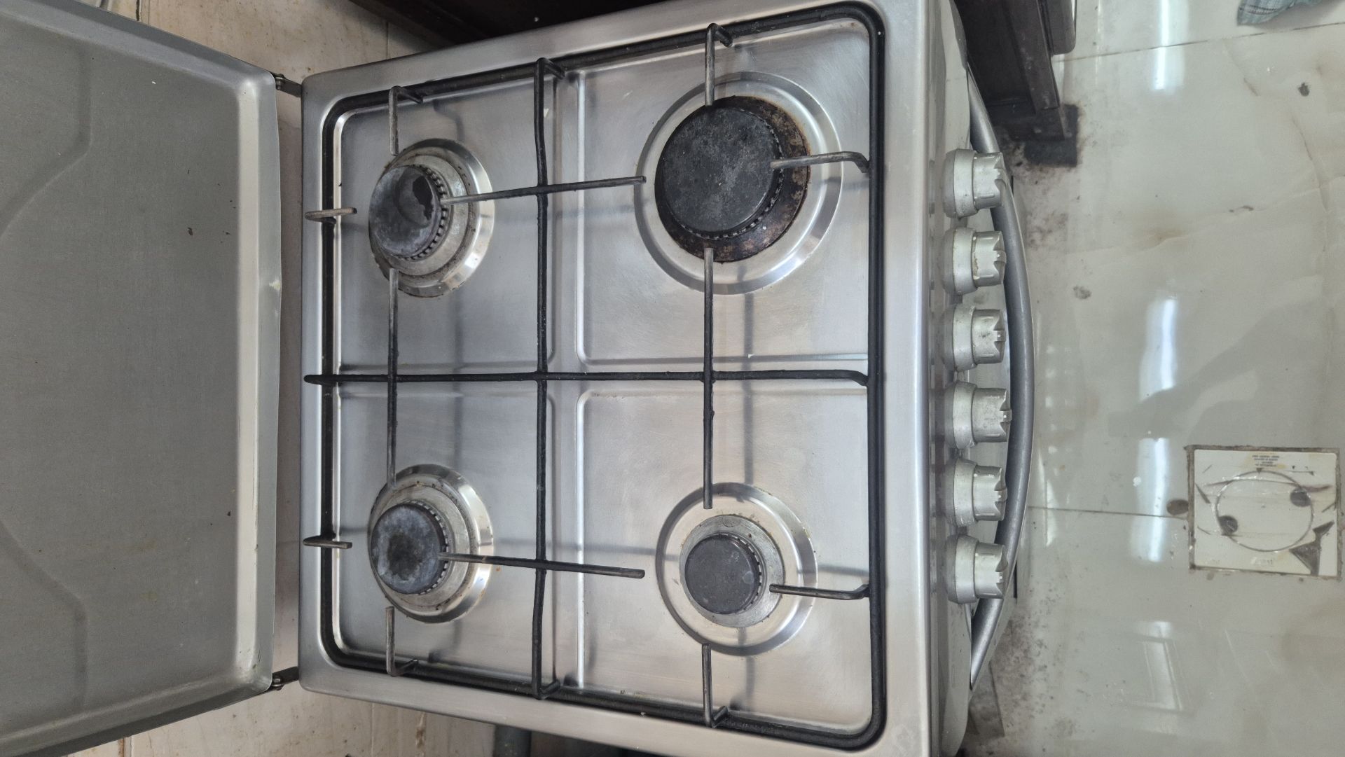 Cooking Range with 4 burners - Image 2