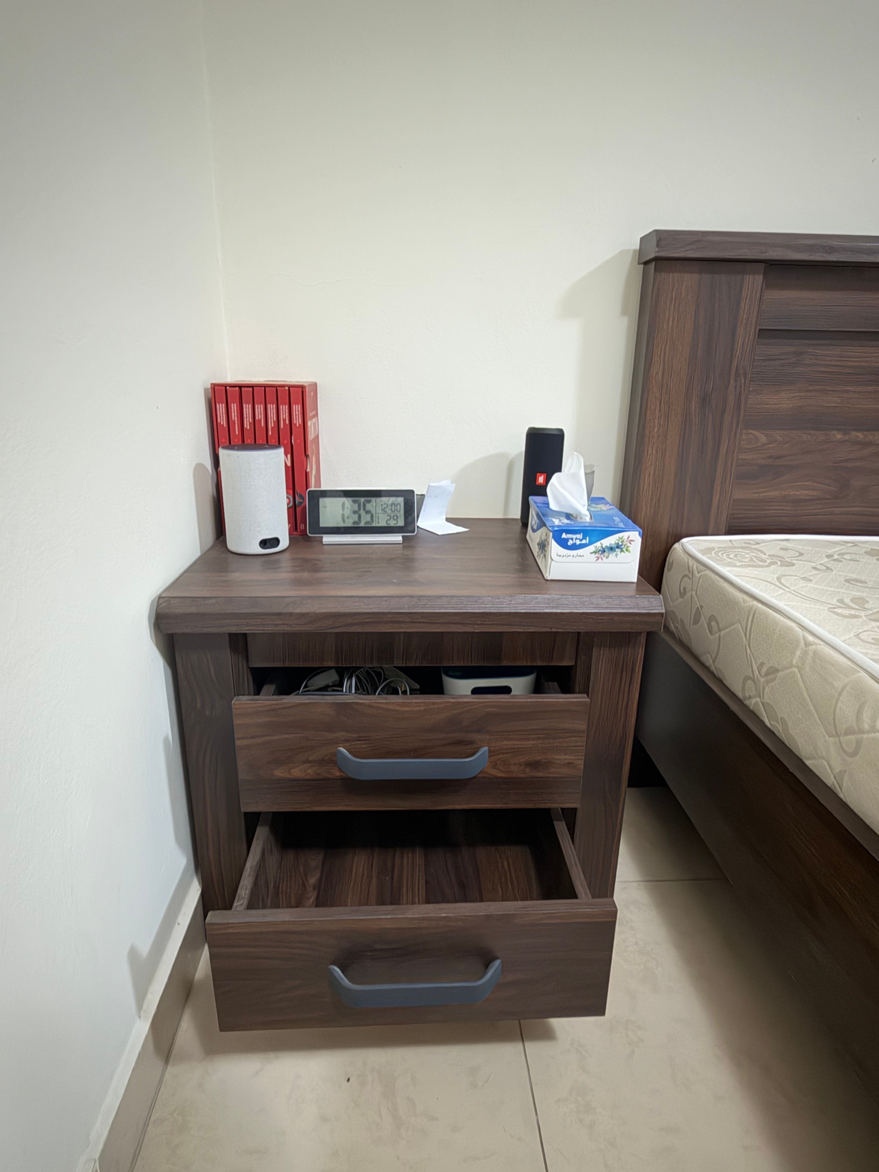 سرير بحجم كينج، مرتبة، طاولة جانب، وسائد - Image 3