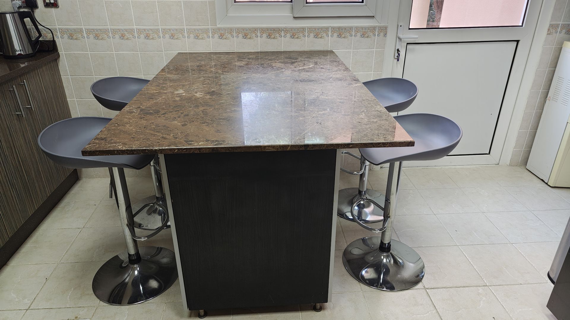 Marble top Kitchen breakfast bar with 4 chairs - Image 2