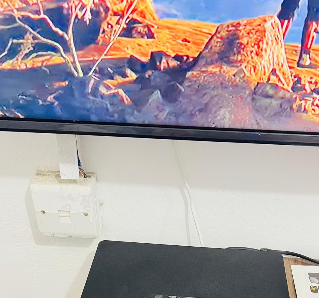 SHARP TV 39Inch with box and Remote - Image 4