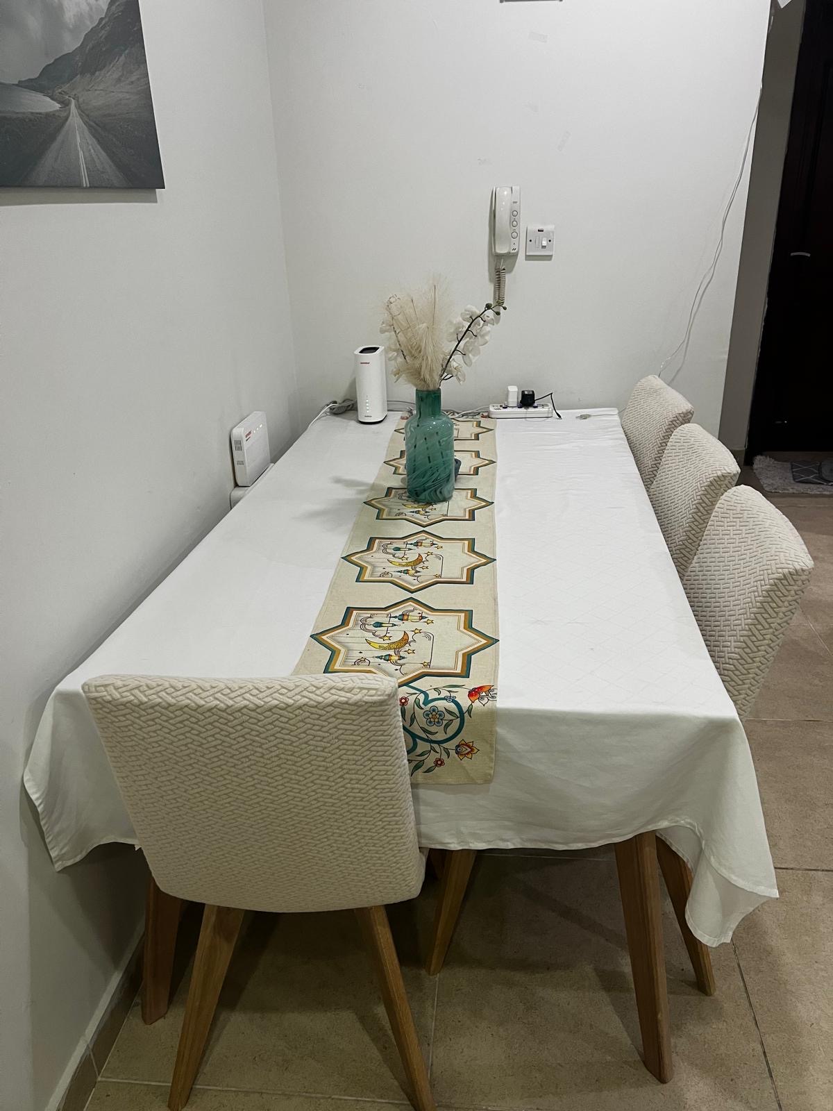 Dining table with 4 chairs , 700-800 QR - Image 5