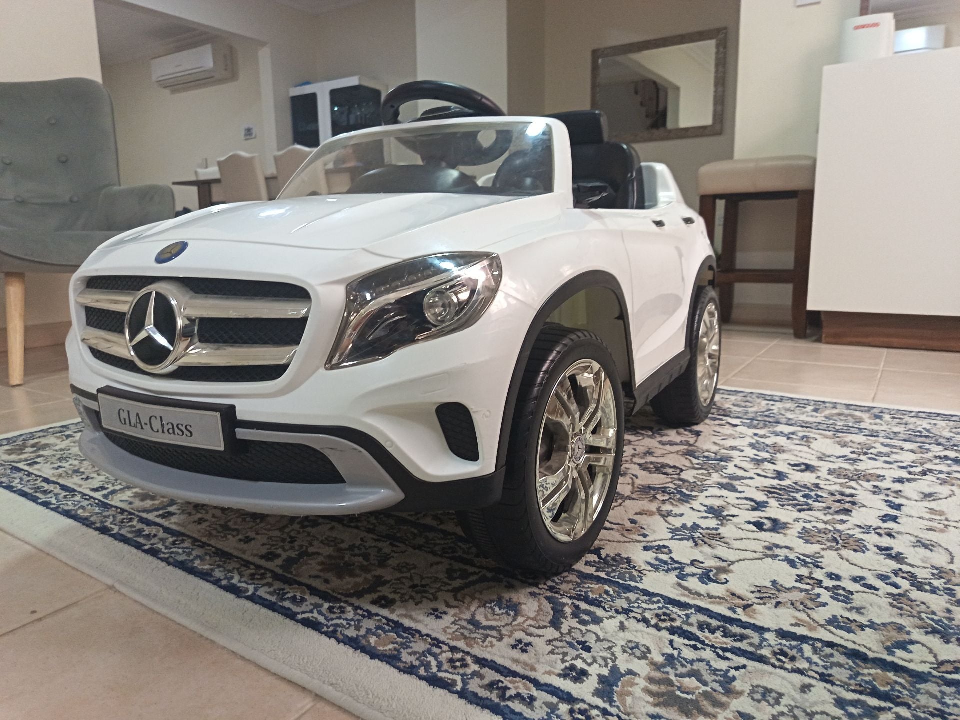 White Mercedes Benz GLA-Class - Image 1