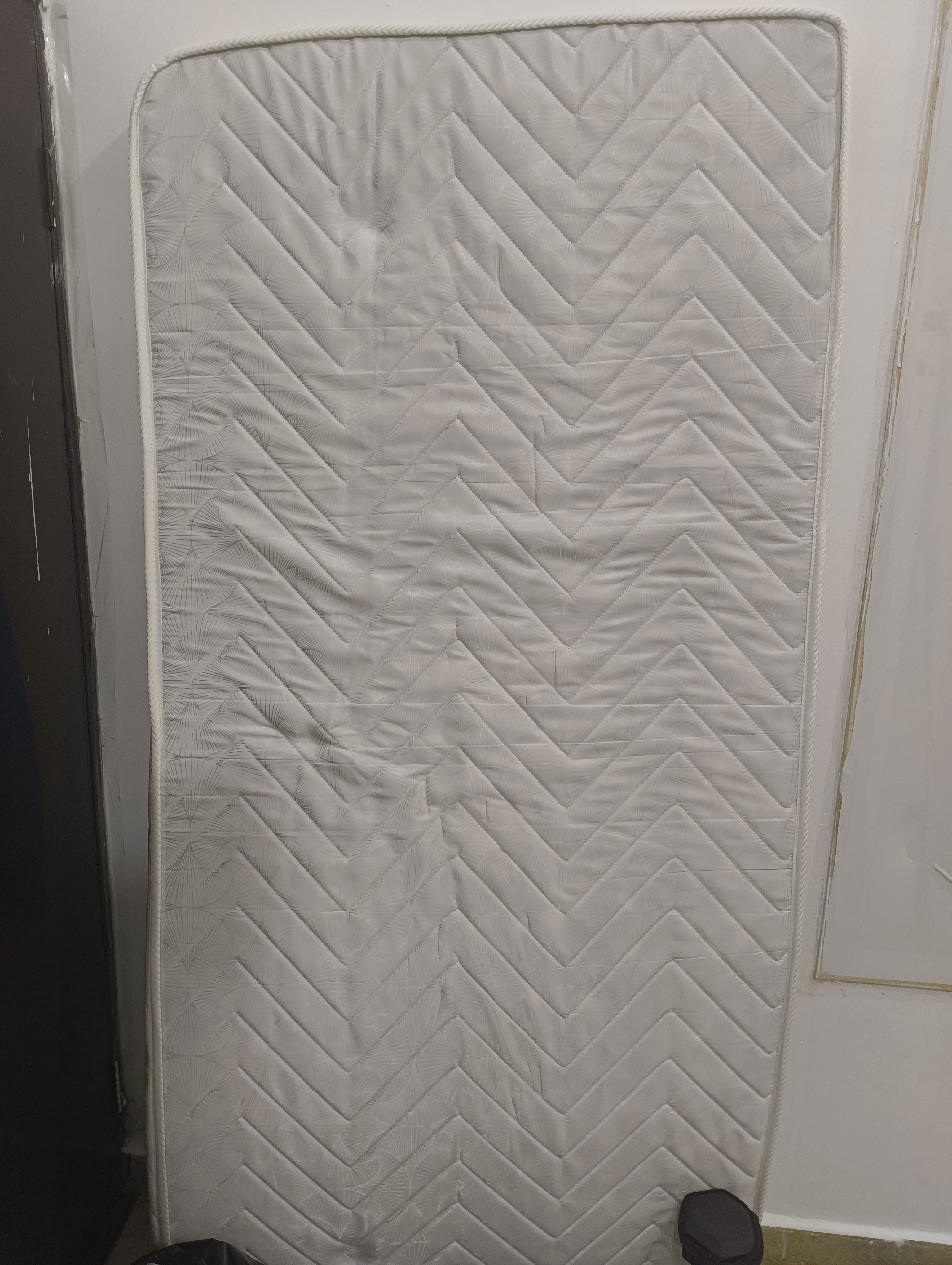 Metal Bed and Mattress for singles (Fixed price) - Image 4