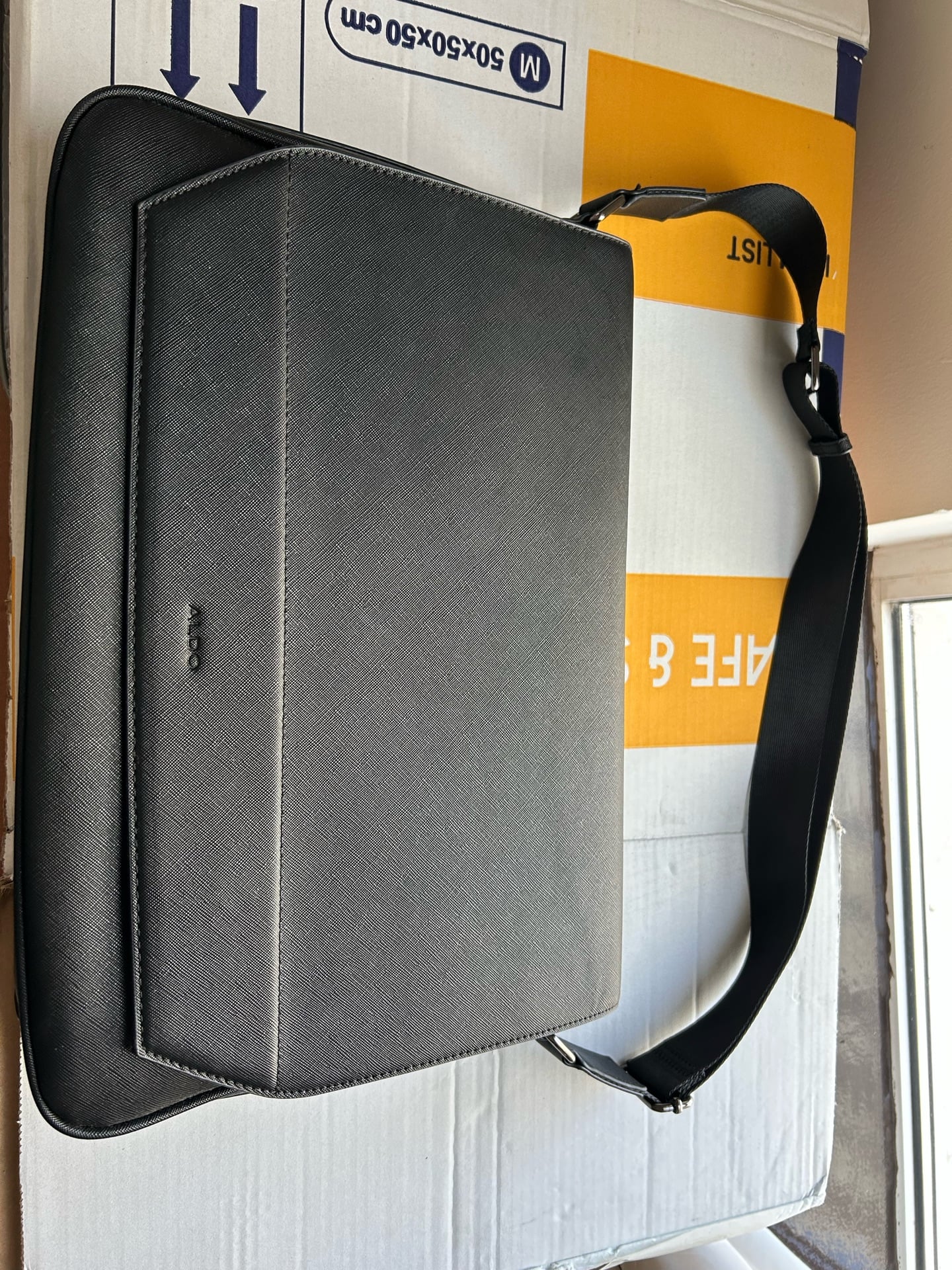 Laptop and business bag - Image 2