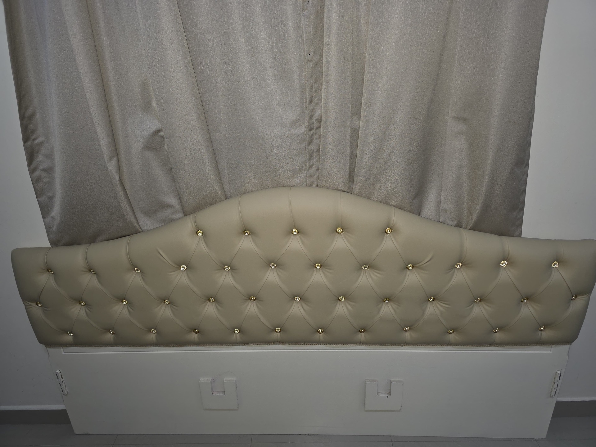 Bed large and 2 courtcupoard - Image 1