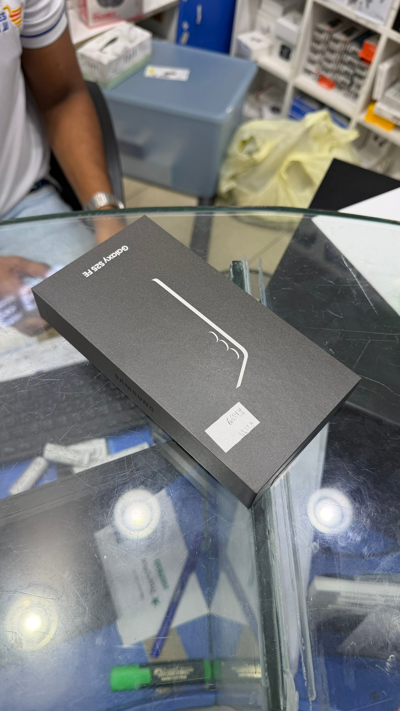 2 days used Samsung S25 FE with 2 years warranty from Al Anees - Image 4