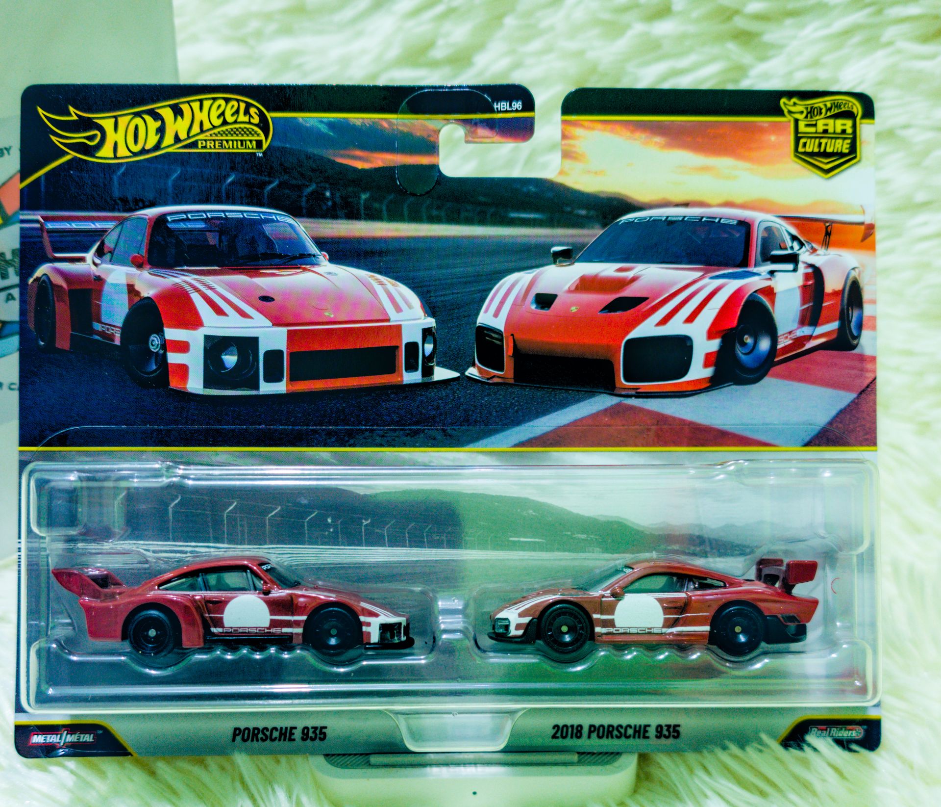 Hot Wheels Premium Car Culture 2-Pack Porsche 935 and 2 - Image 4