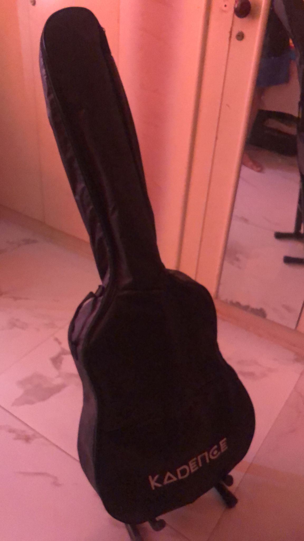 Guitar in excellent condition with cover and stand - Image 4