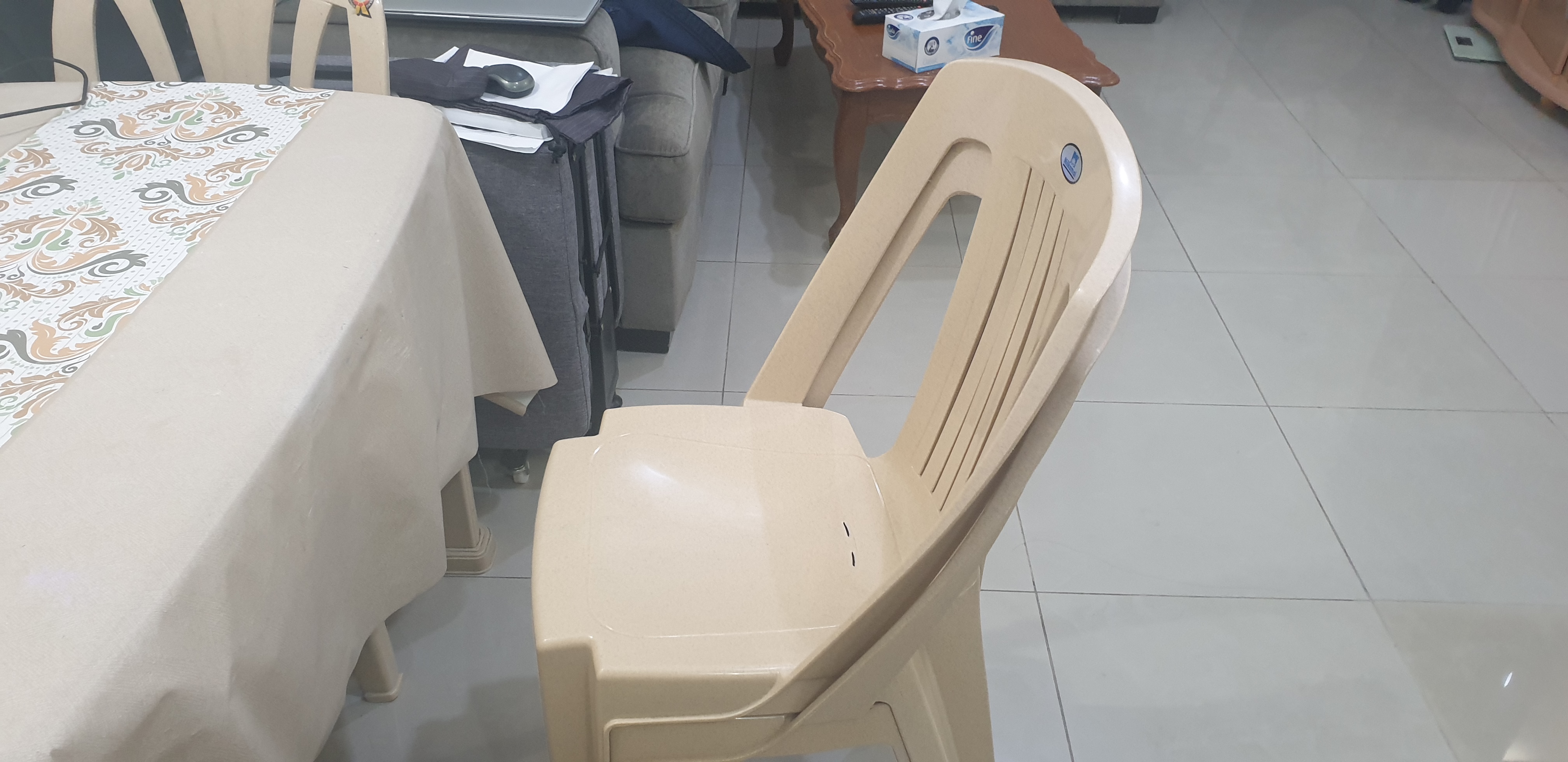 plastic table and 5 chairs - Image 2