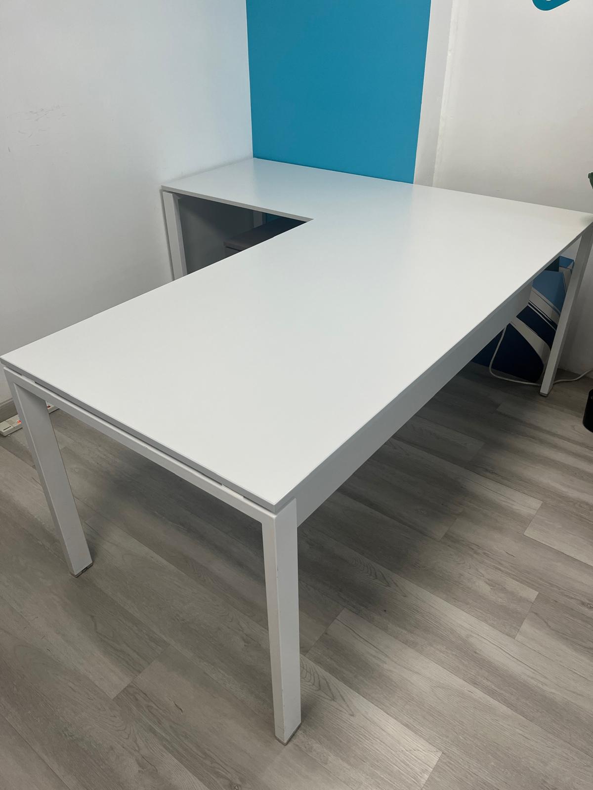 White Corner Desk - very good condition - Image 1