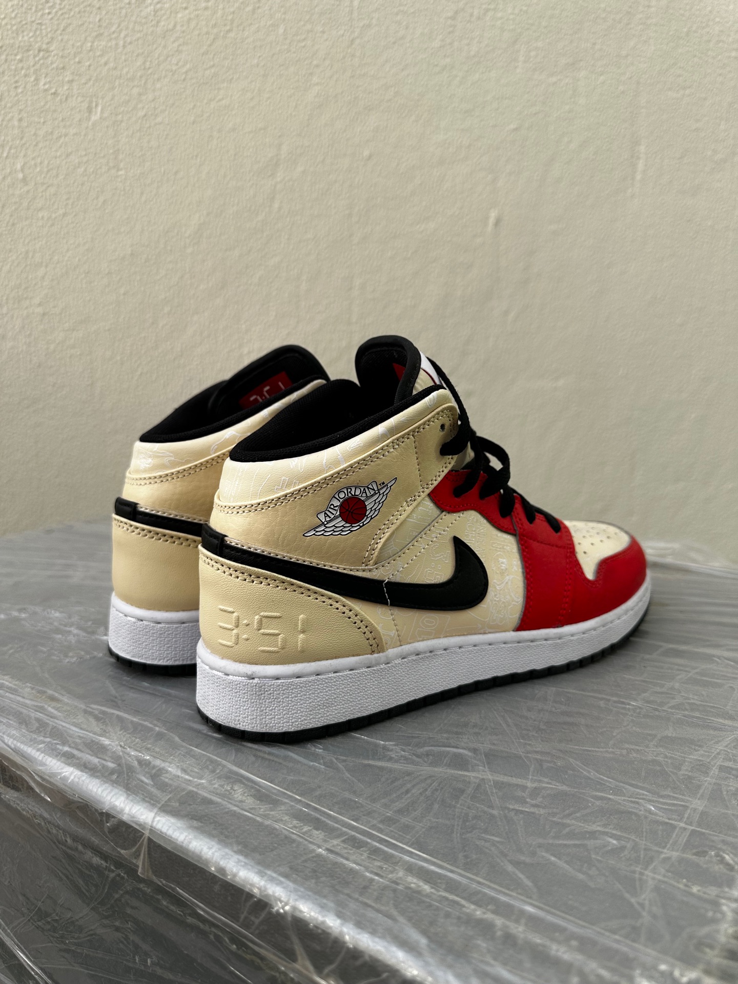 Air Jordan 1 Highs Special Edition  - Image 6
