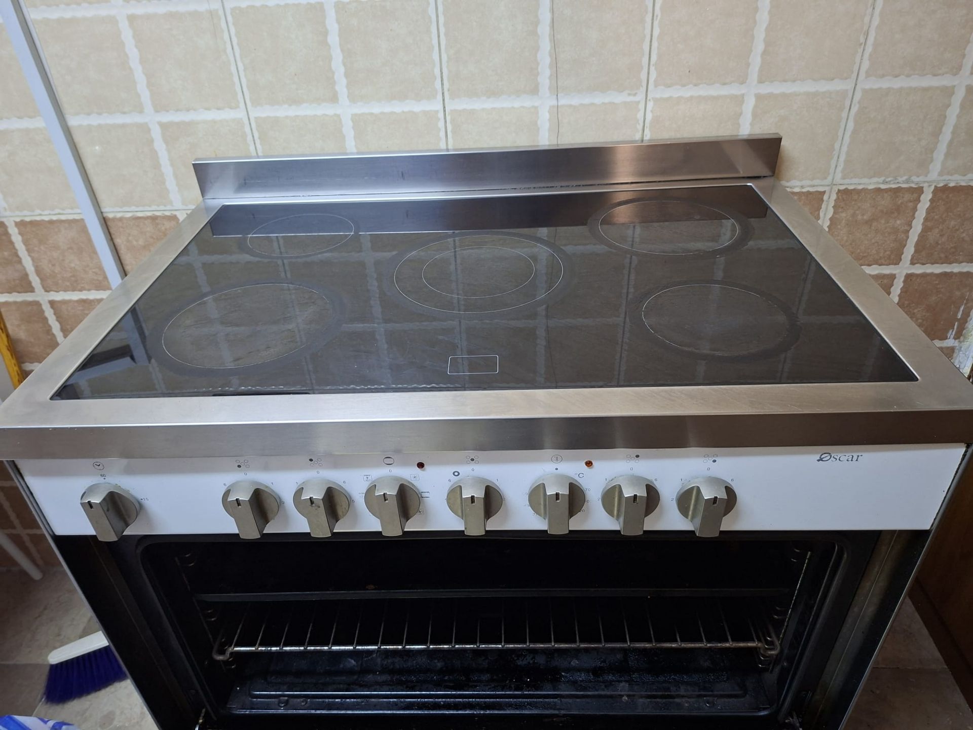 Electric cooking range - Image 1