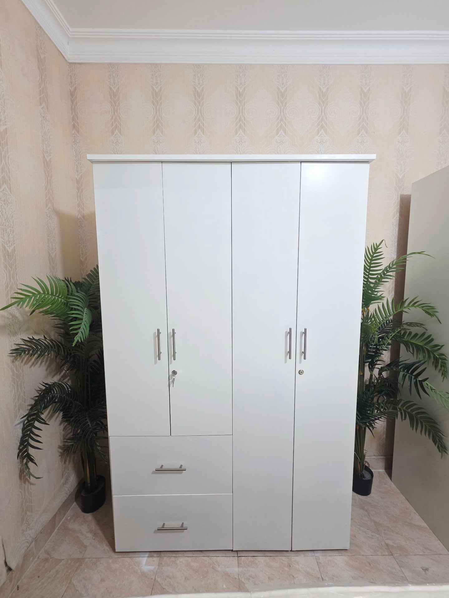4 Door cabinet - Image 1