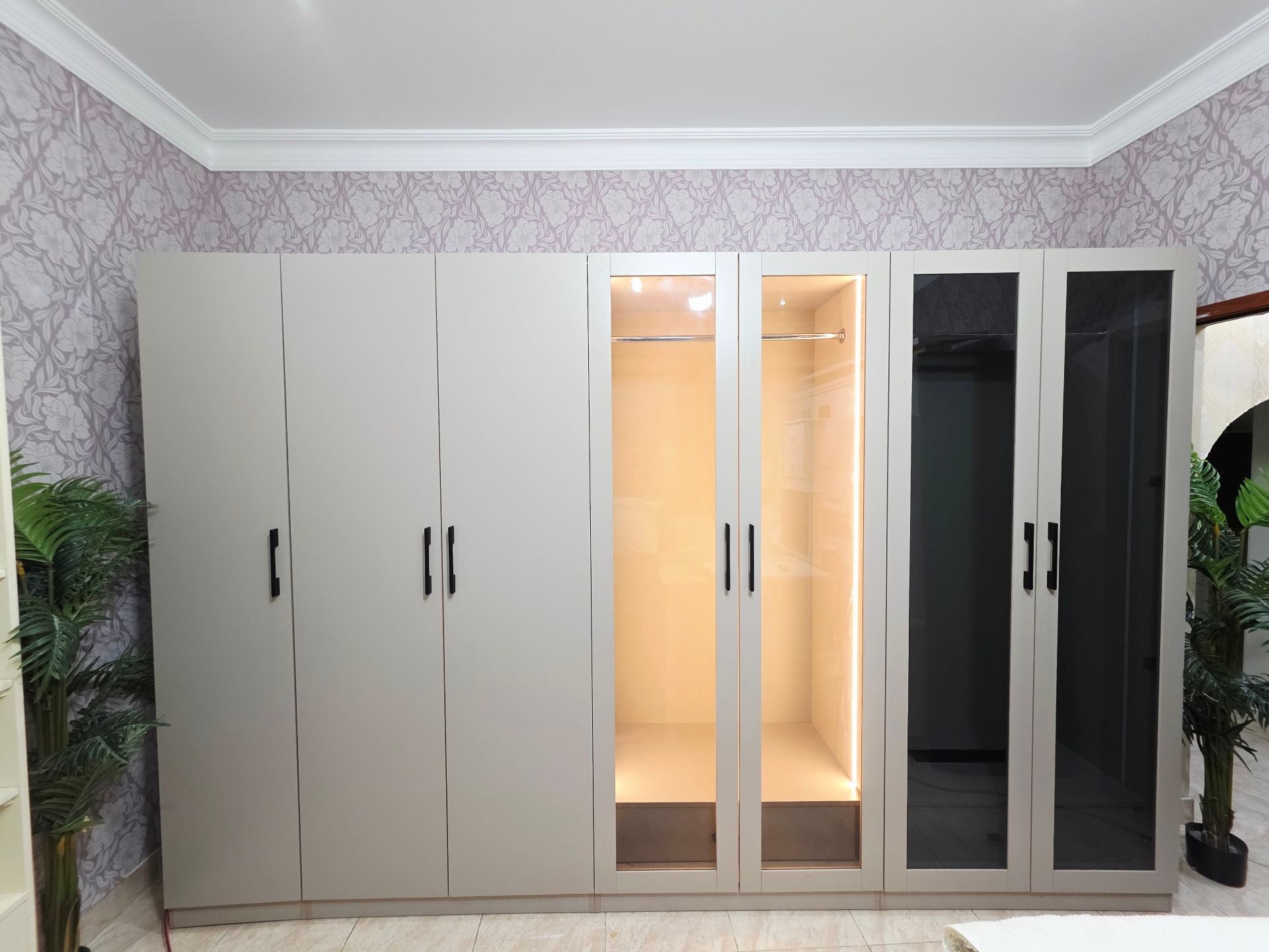 7 Door cabinet like new  - Image 4