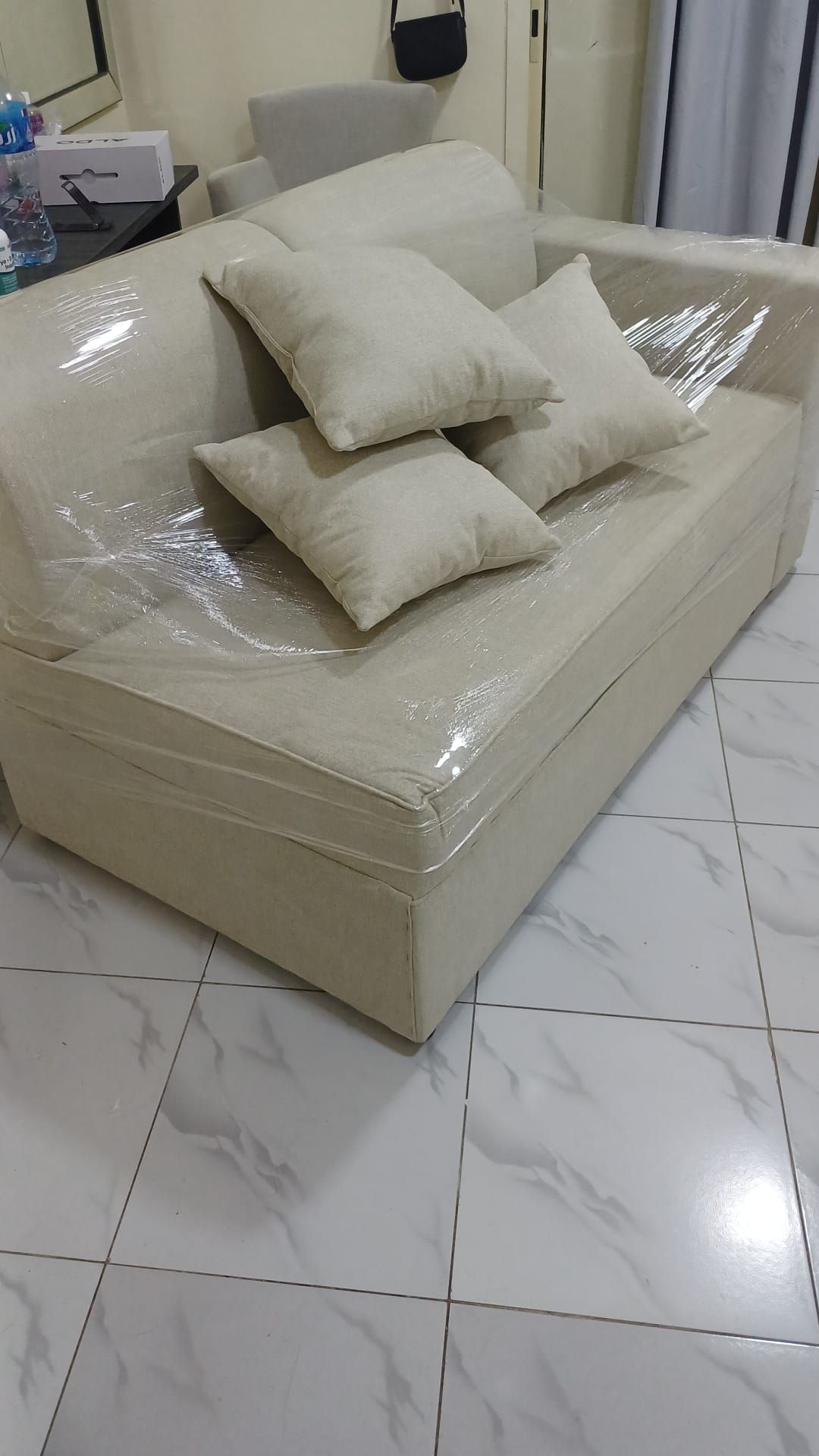 New sofa 1.5 months used - Image 4