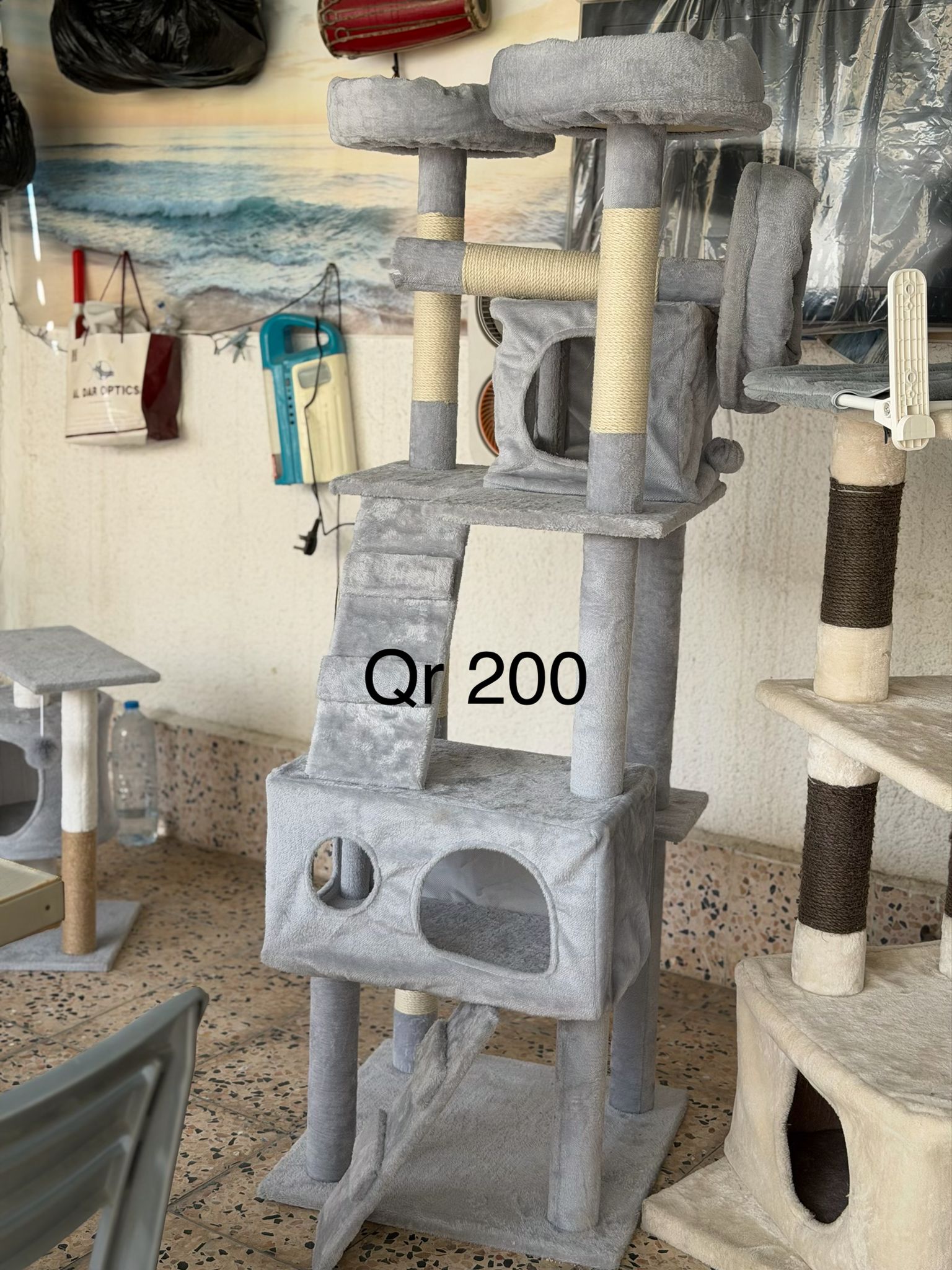 CAT HOUSE, DOG LEASH, CAT CLOTH AND ACCOSARRIES FOR GIVEAWAY SALE - Image 1
