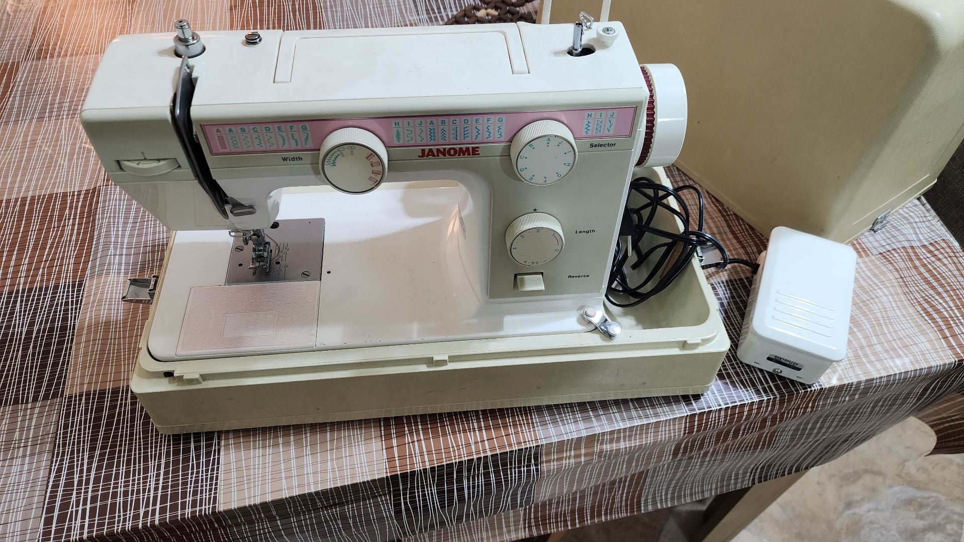 Sweing machine - Image 1