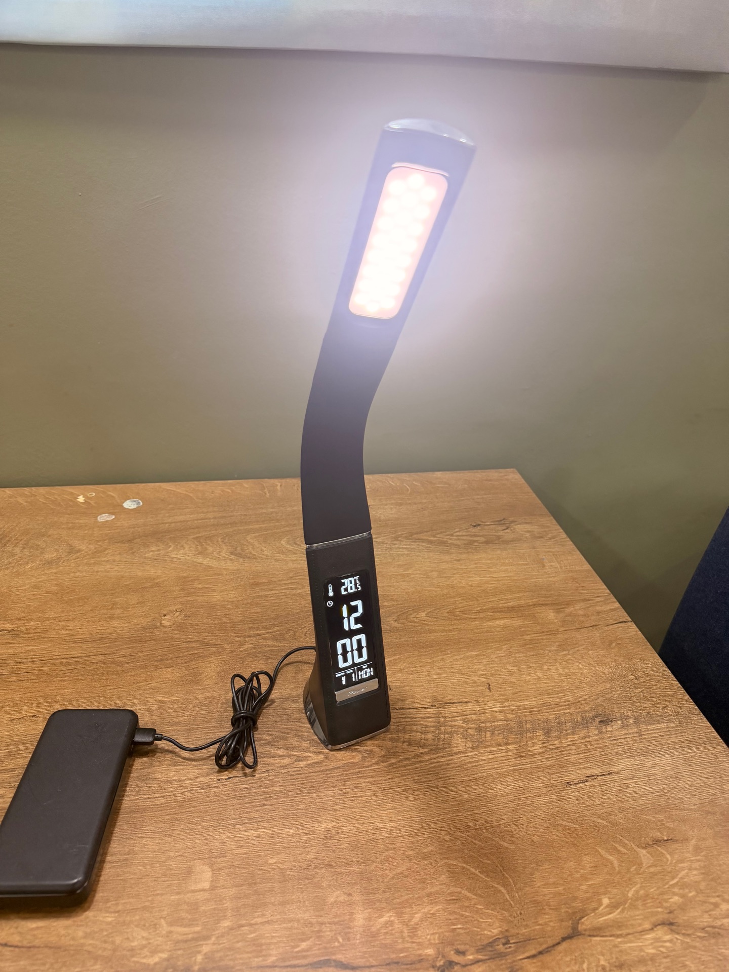 مصباح مكتب LED متعدد الوظائف مع ساعة رقمية وعرض درجة الحرارة – كالجديد - Image 2