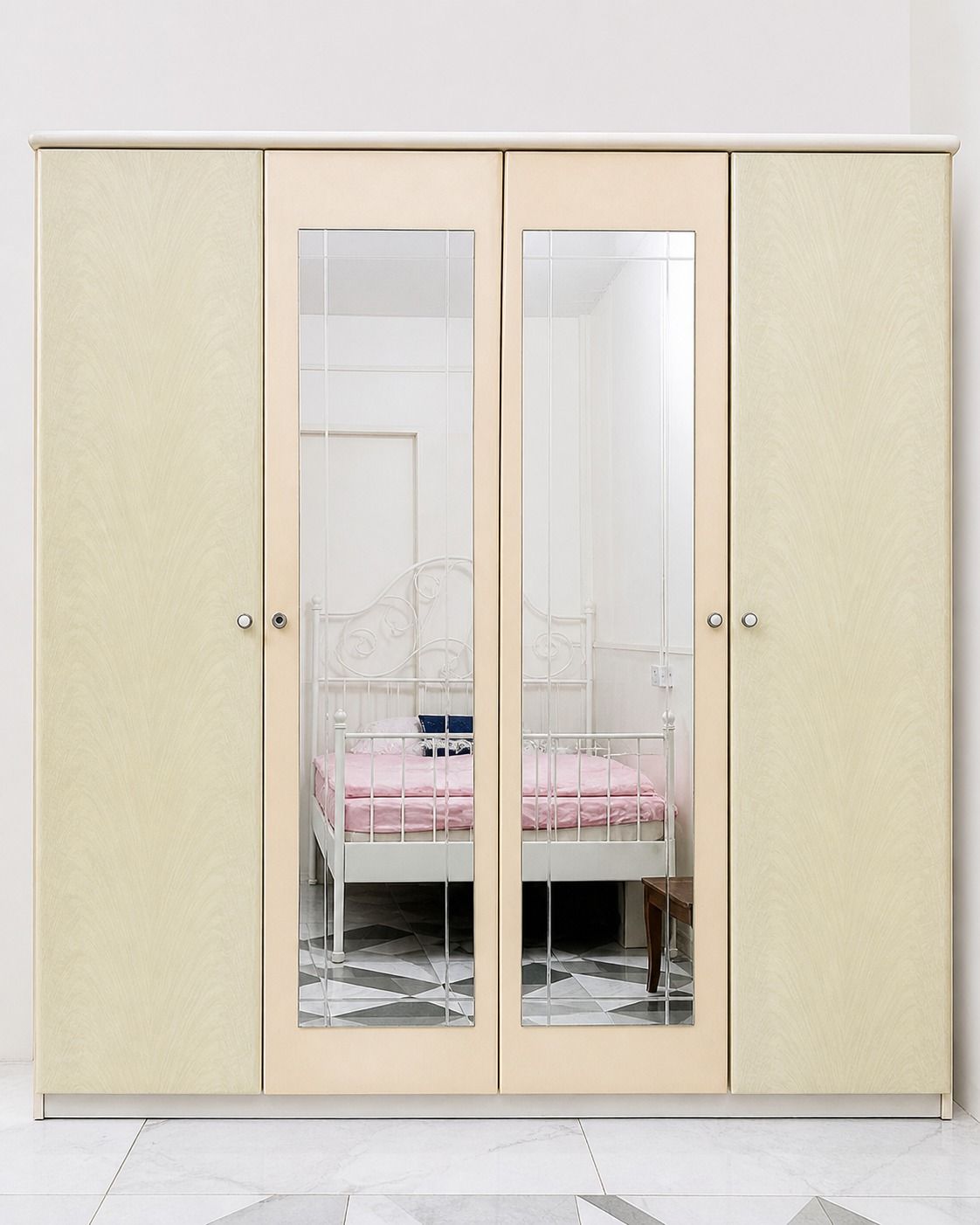 🟤 Pan Emirates 4-Door Wardrobe for Sale – Neat & Clean - Image 3