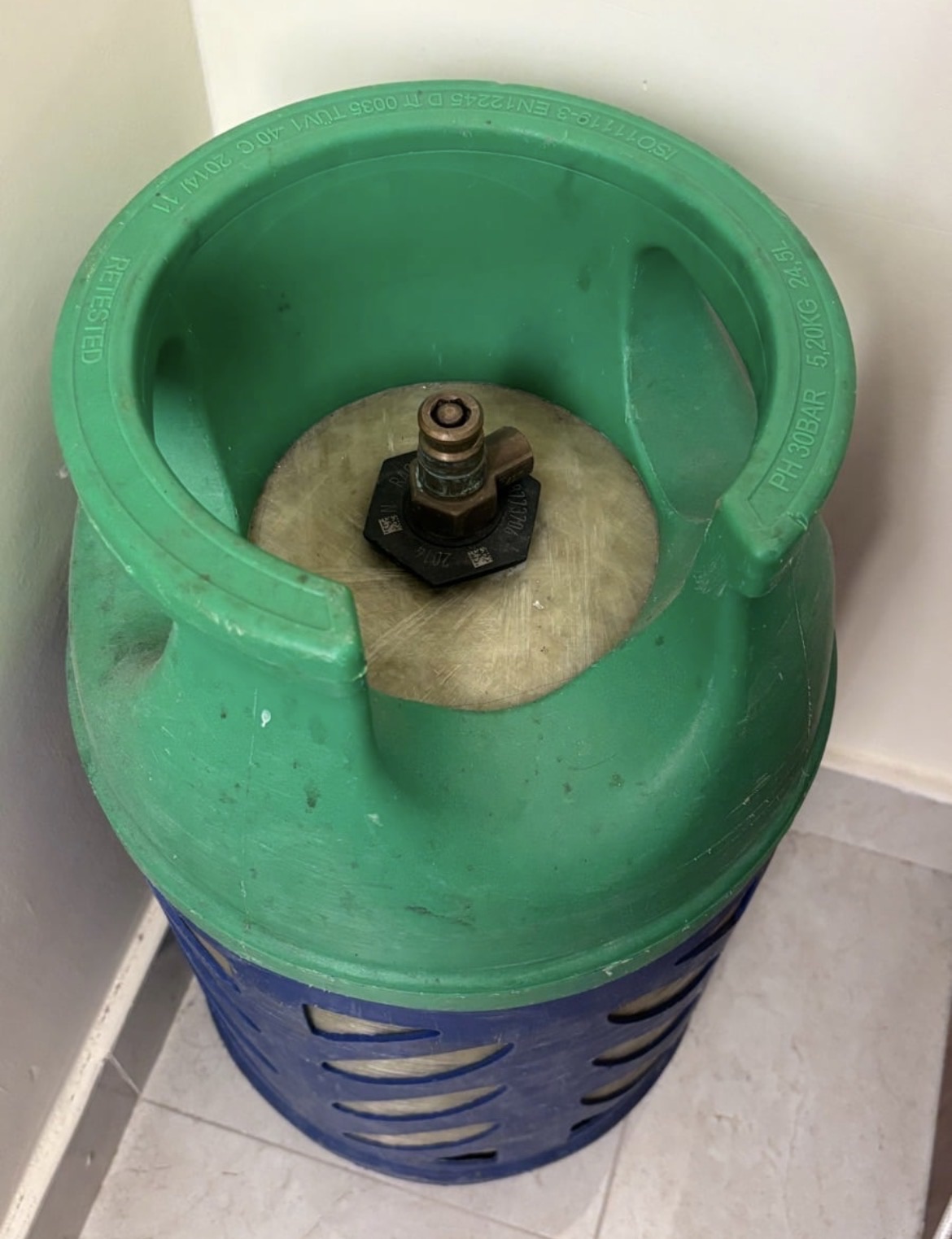 Gas Cylinder 12kg with regulator and pipe - Image 4