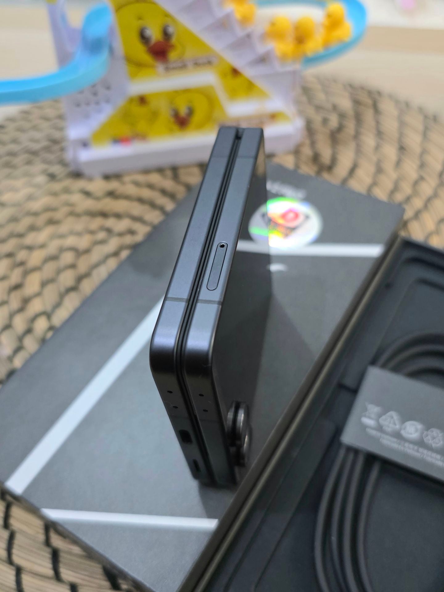 512Gb Galaxy Z Flip 7 JetBlack  - Image 4