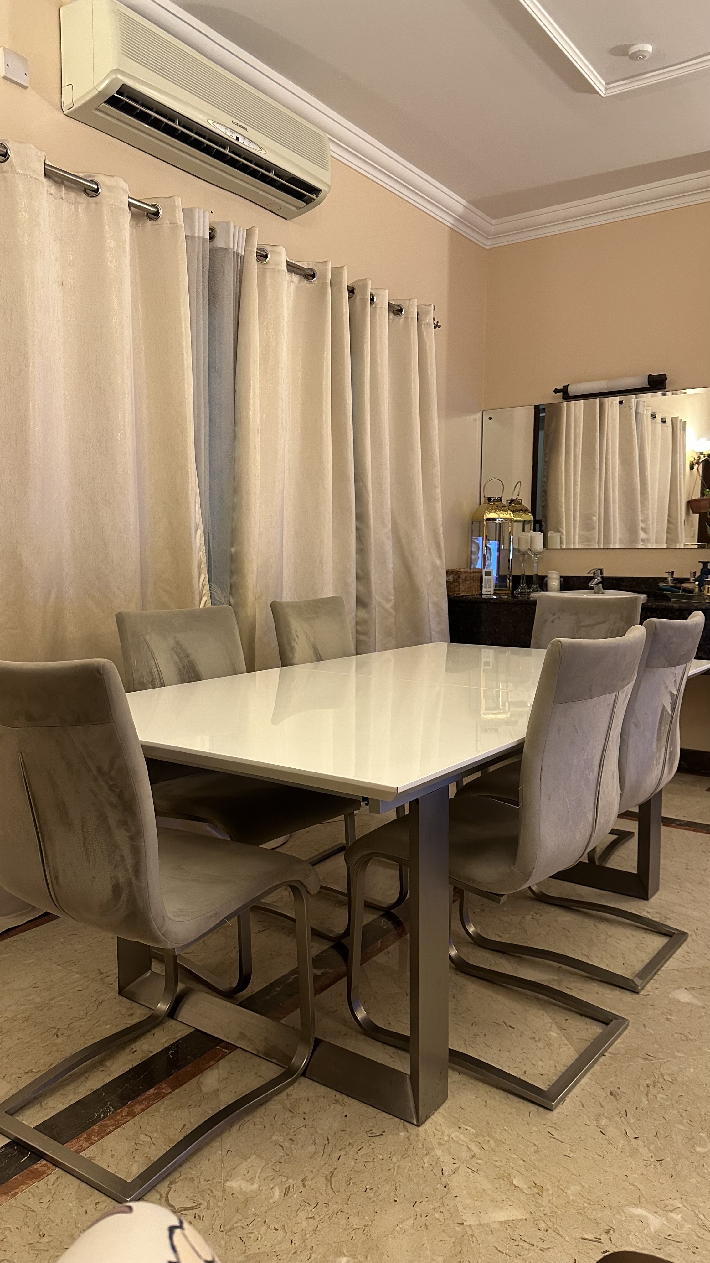 Dining table for sale  - Image 2