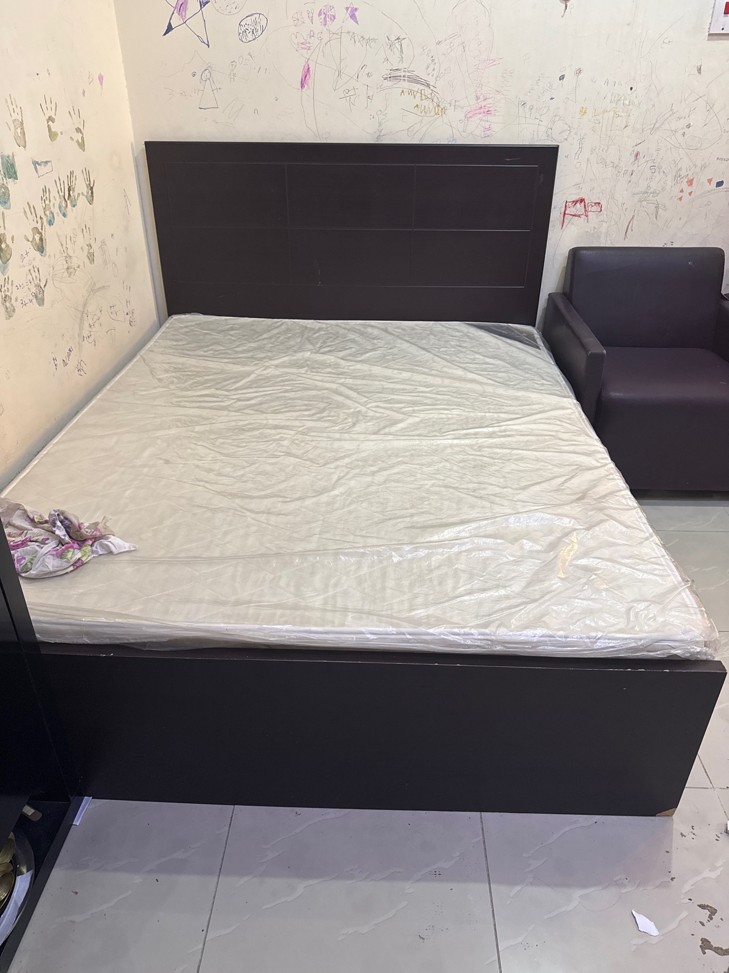 Bed set with mattress - Image 1