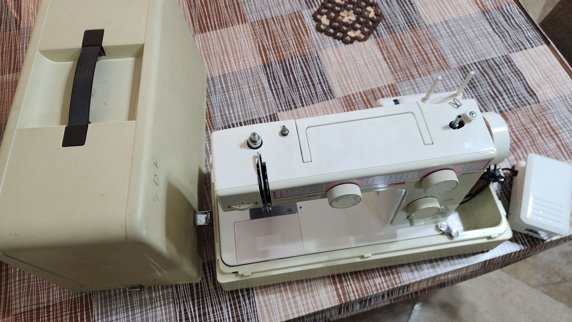 Sweing machine  - Image 2