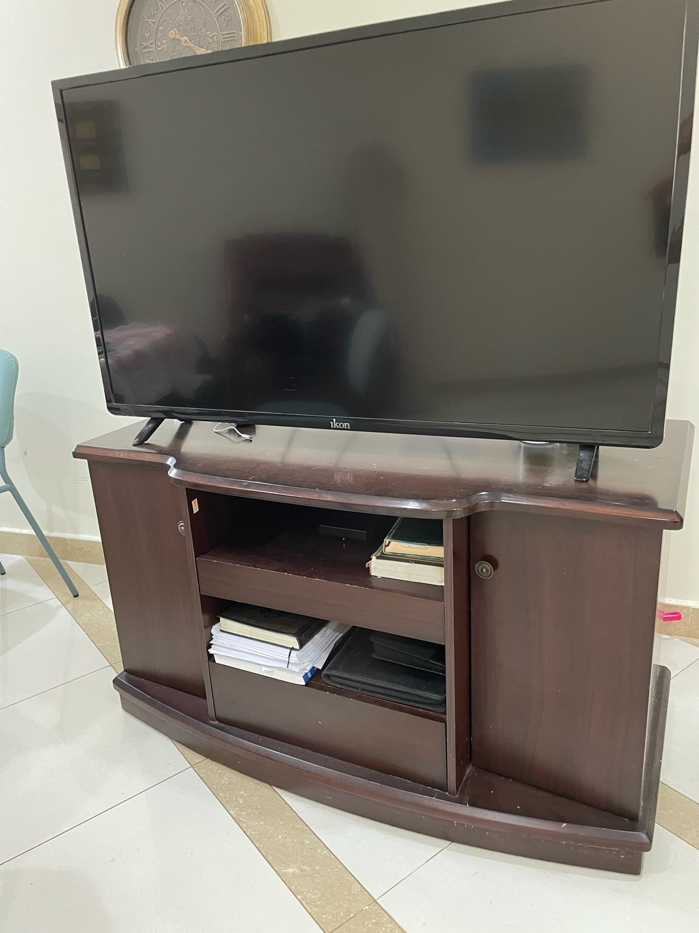 TV stand - Image 1