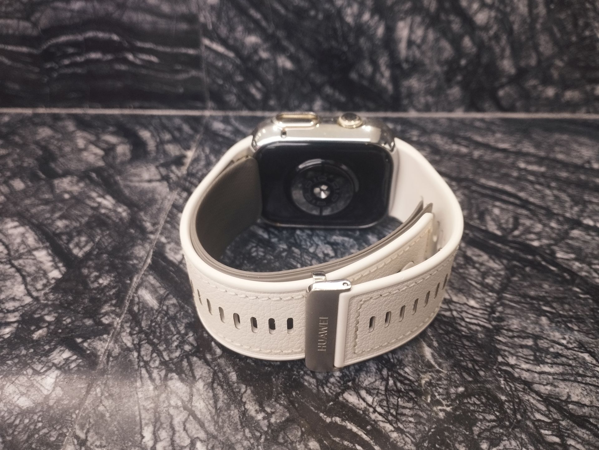Huawei D2 watch in Rose Gold  - Image 7