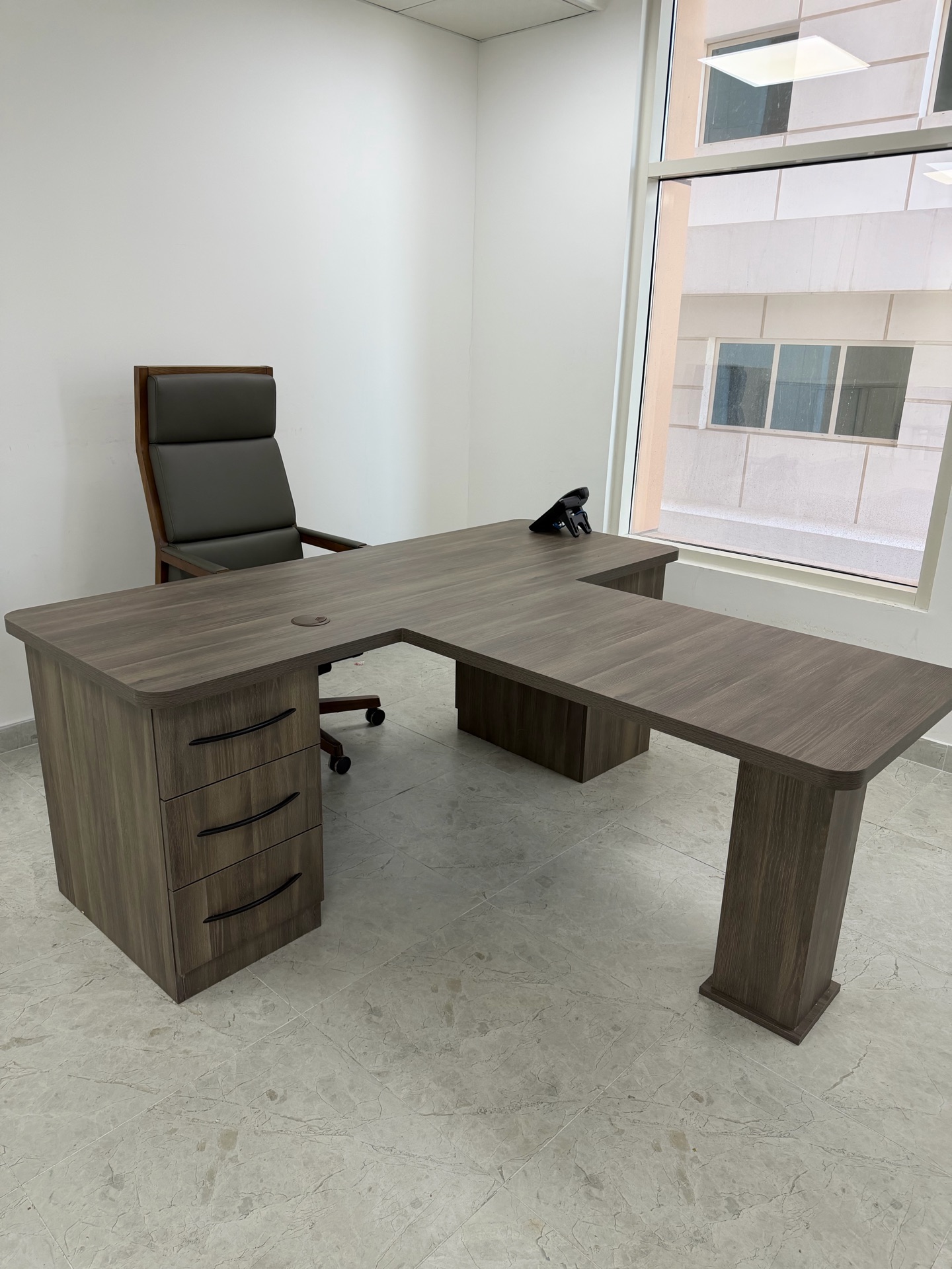 Leaving sale luxury desk and chair  - Image 3