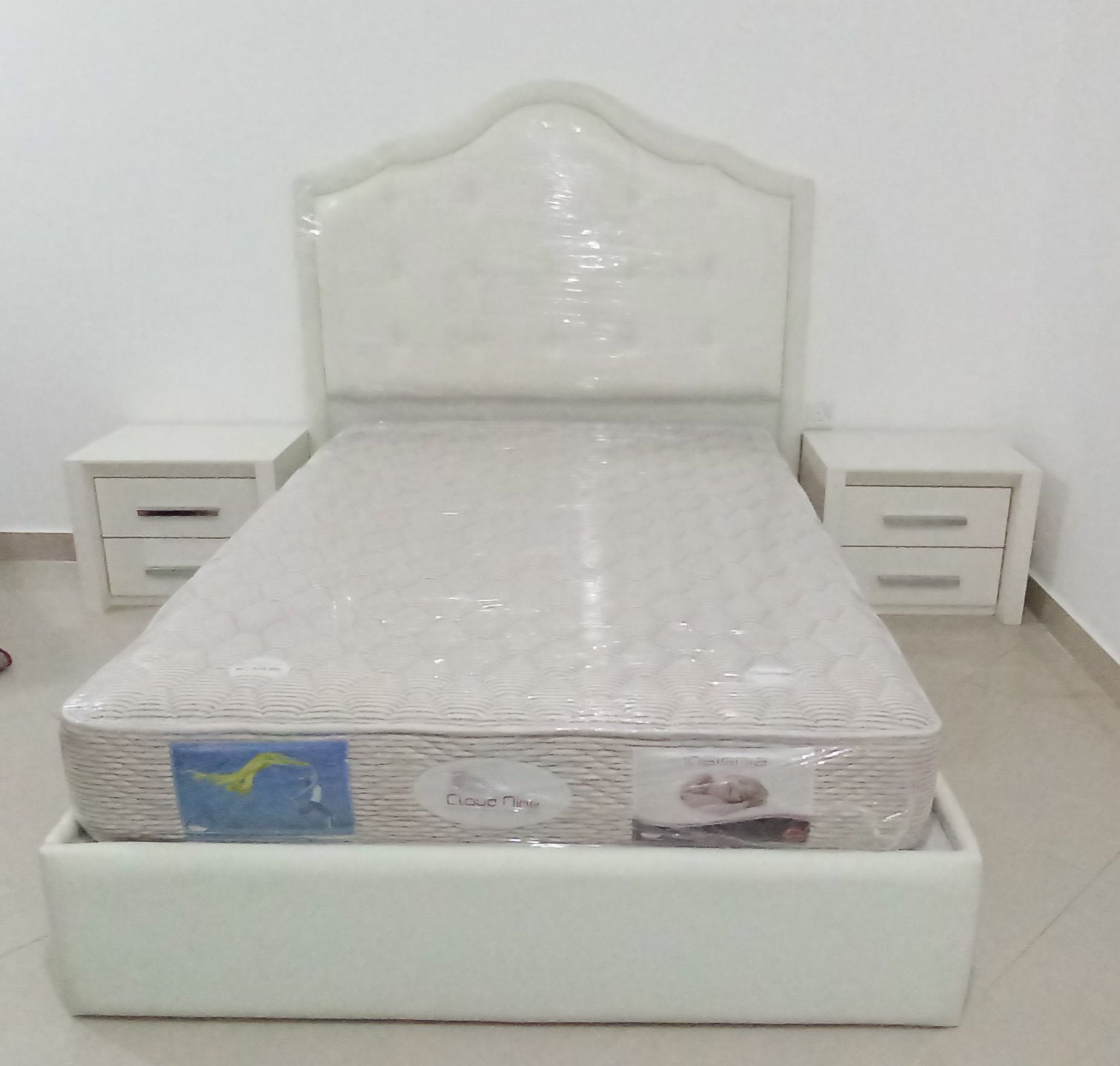 Qatar Airways furniture  - Image 8