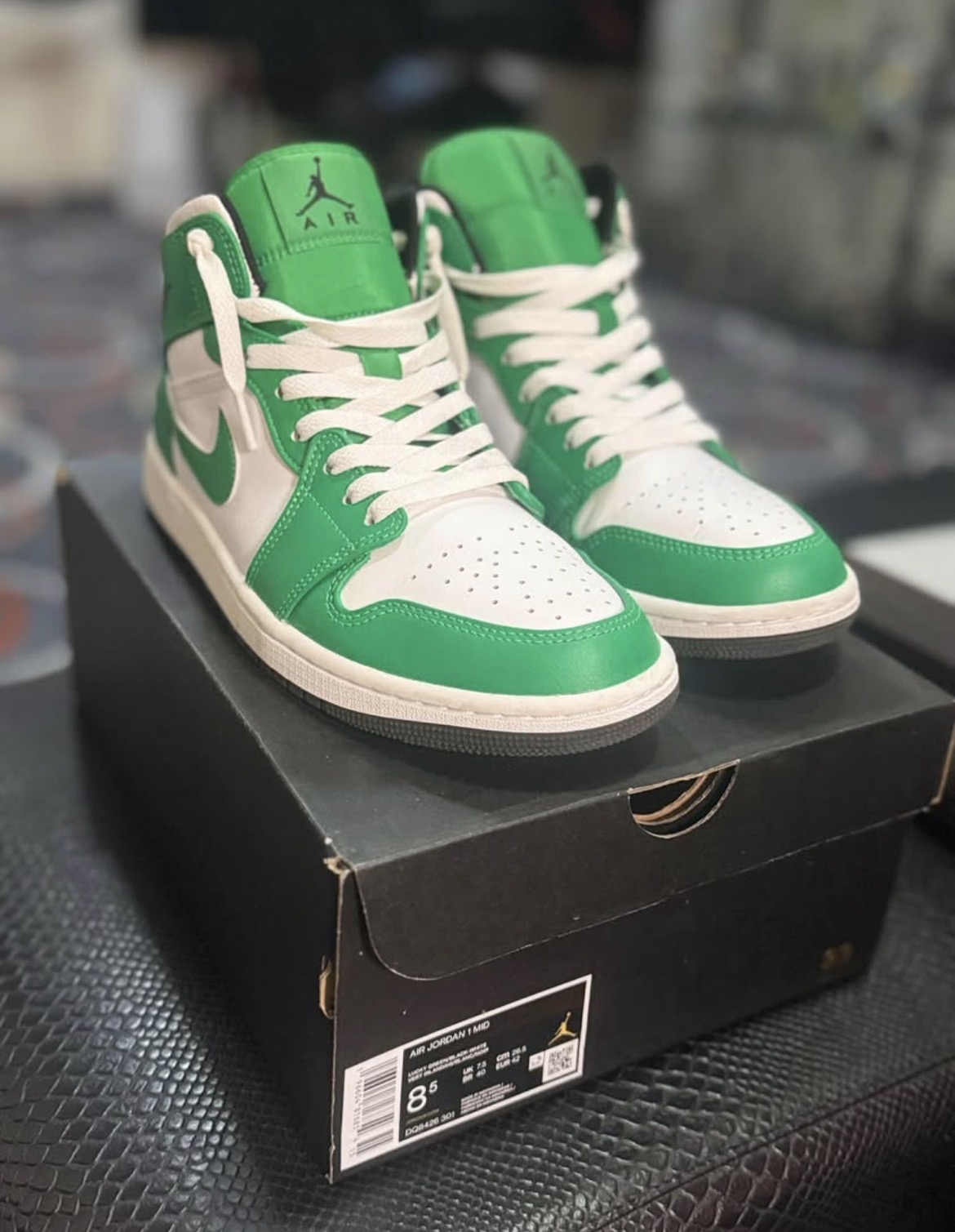 Air Jordan 1 Mid - Image 1