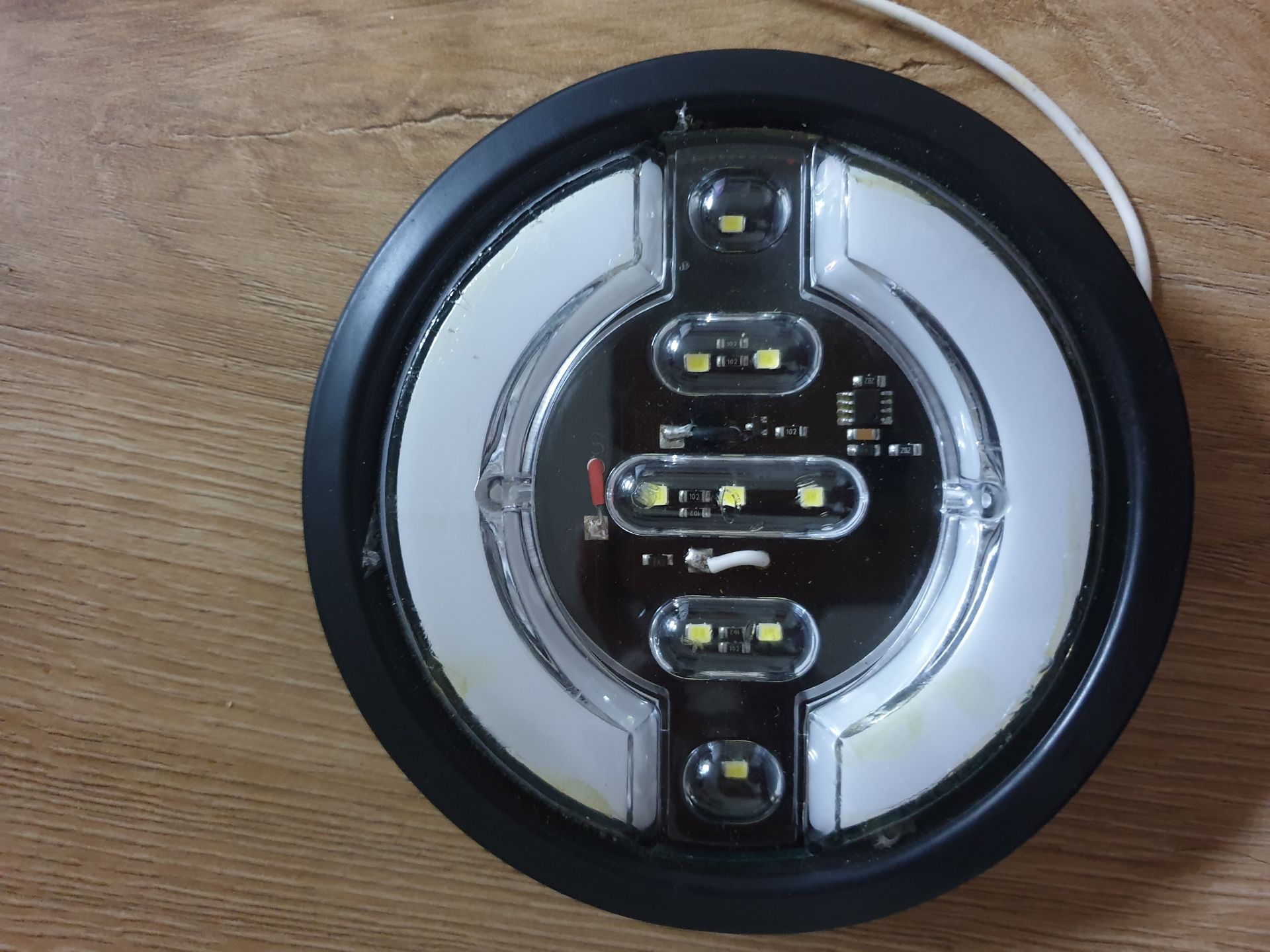 Round LED rare light for SUV and truck - Image 3