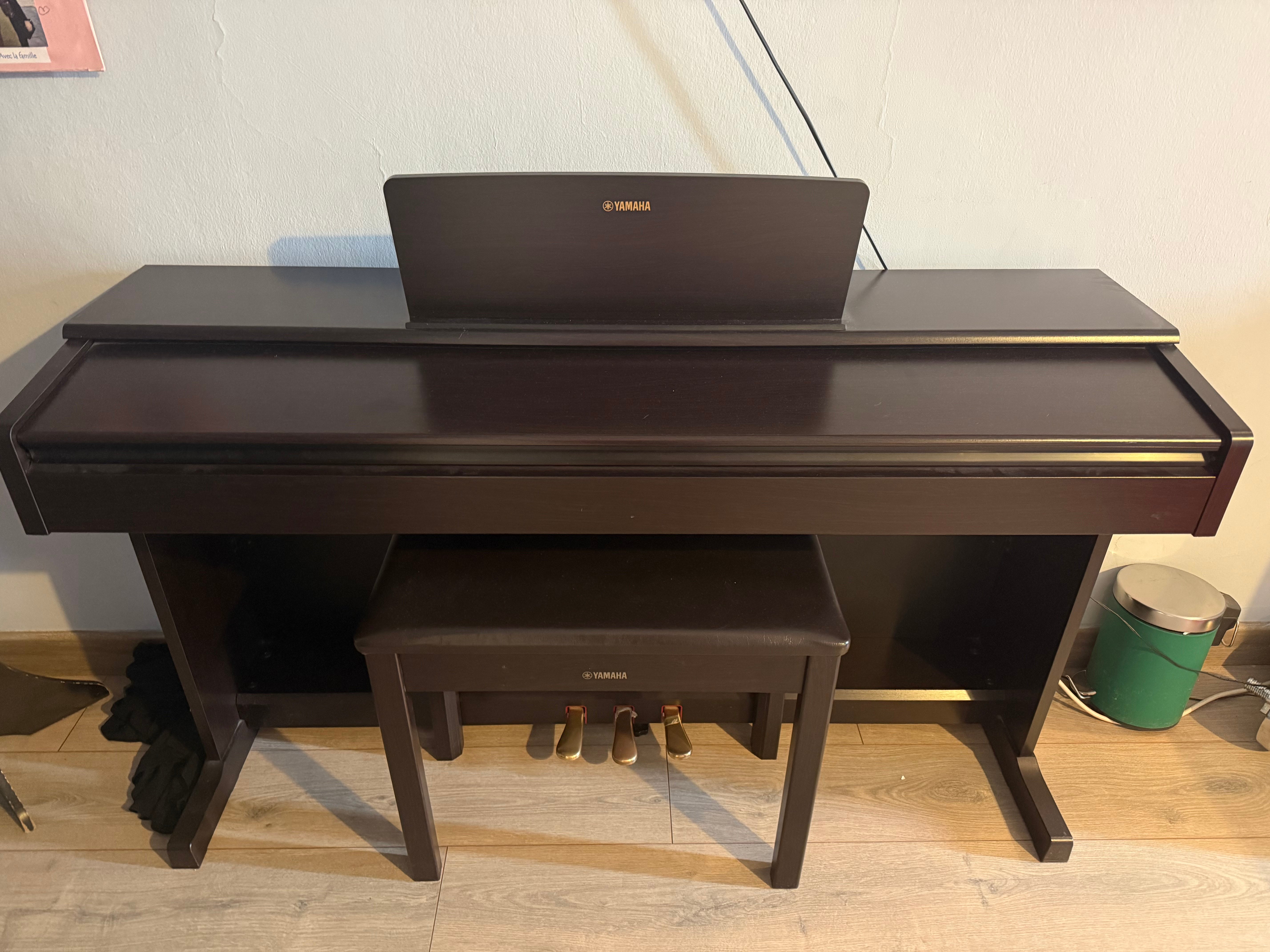 Piano Yamaha Arius - Image 1