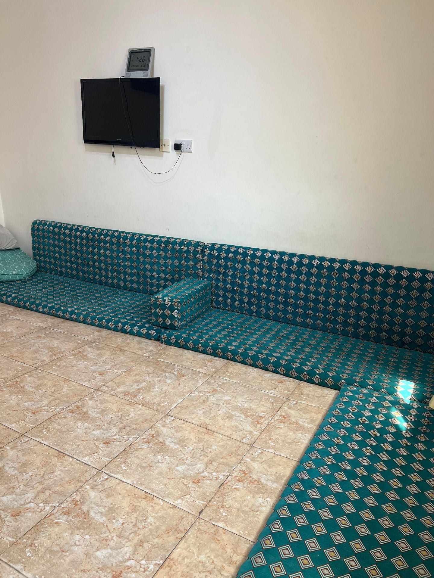 كنبة عربية للبيع بحالة ممتازة - Image 6