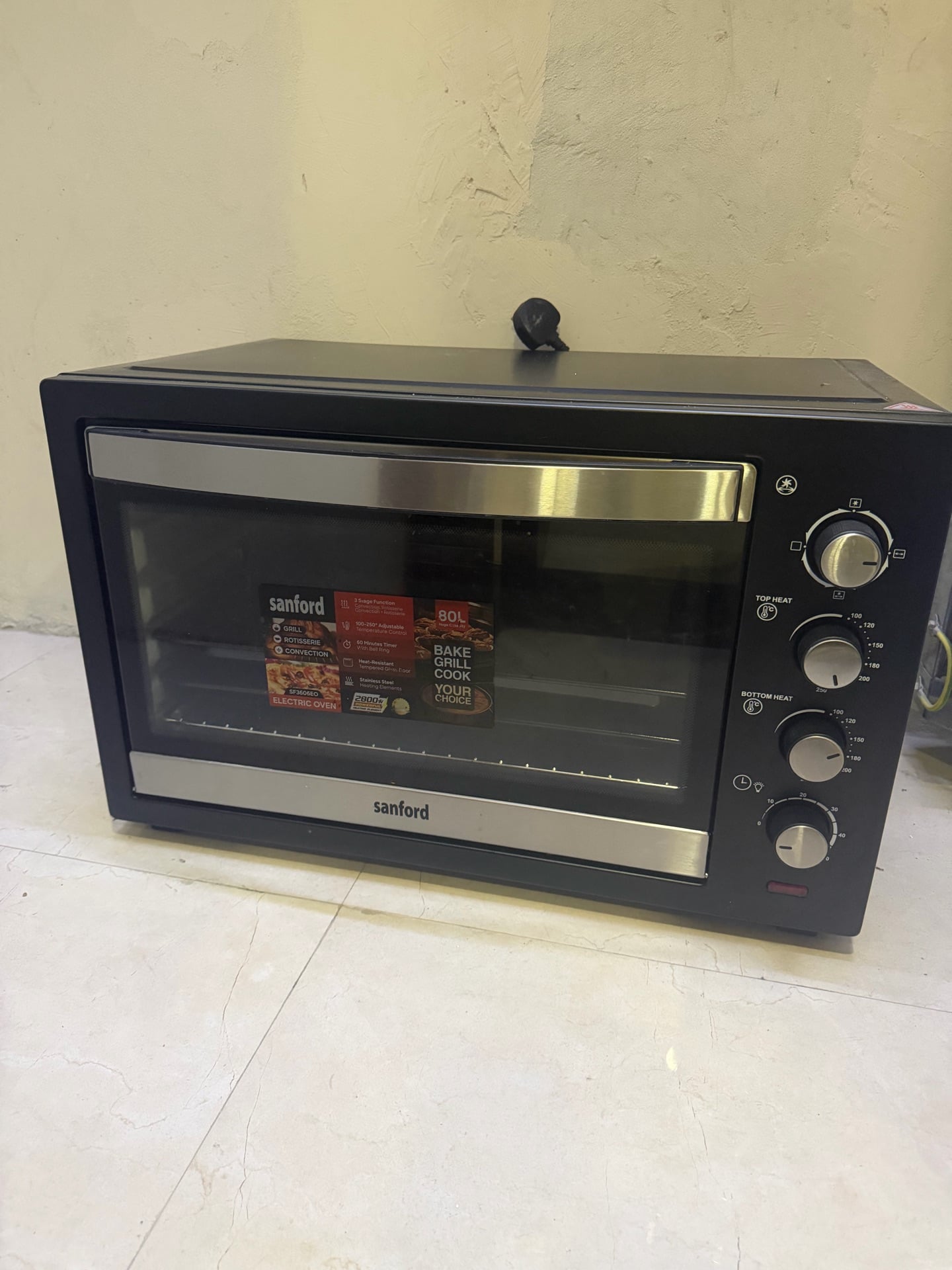 80 liters Oven Sparely used - Image 1