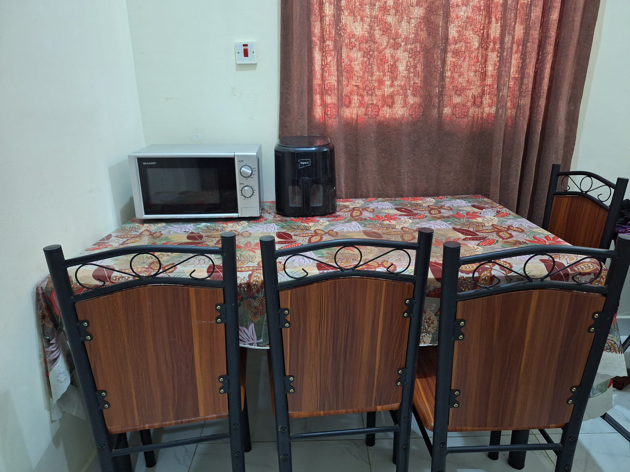 DINING TABLE WITH 5 CHAIRS SOLID IS FOR URGENT SALE - Image 1