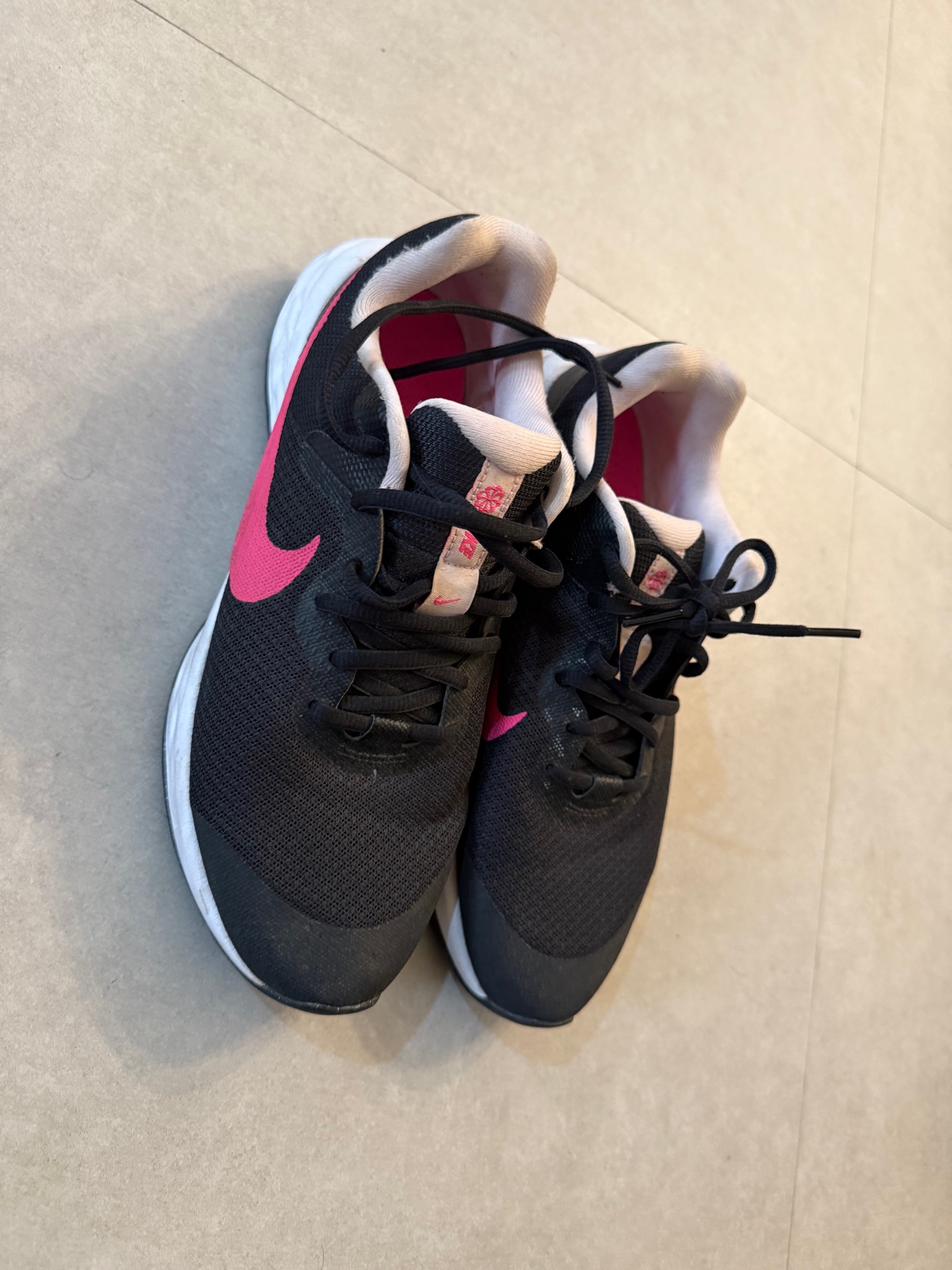 Nike Shoes for ladies for se - Image 4
